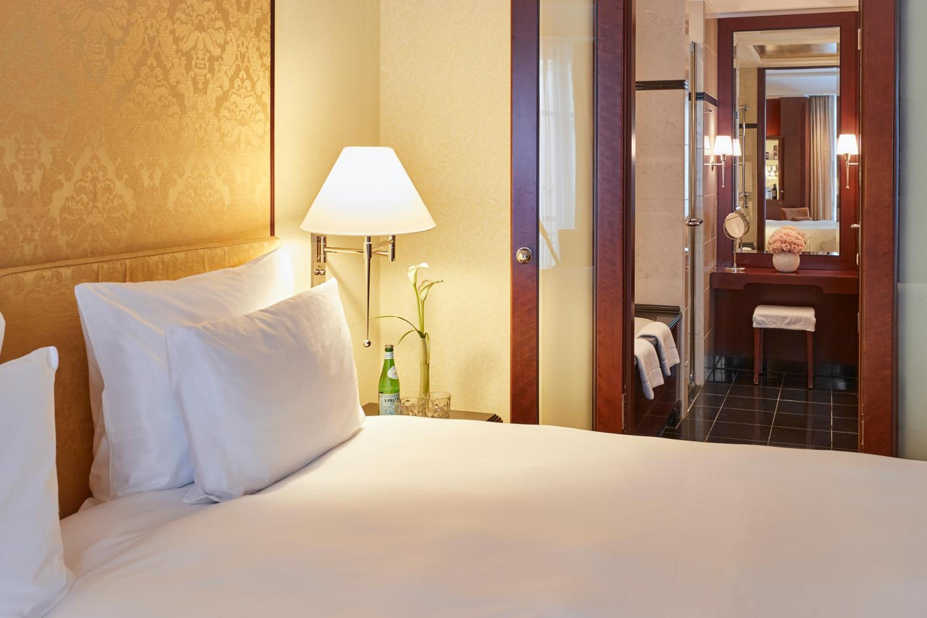 Deluxe Double Room thumbnail 5