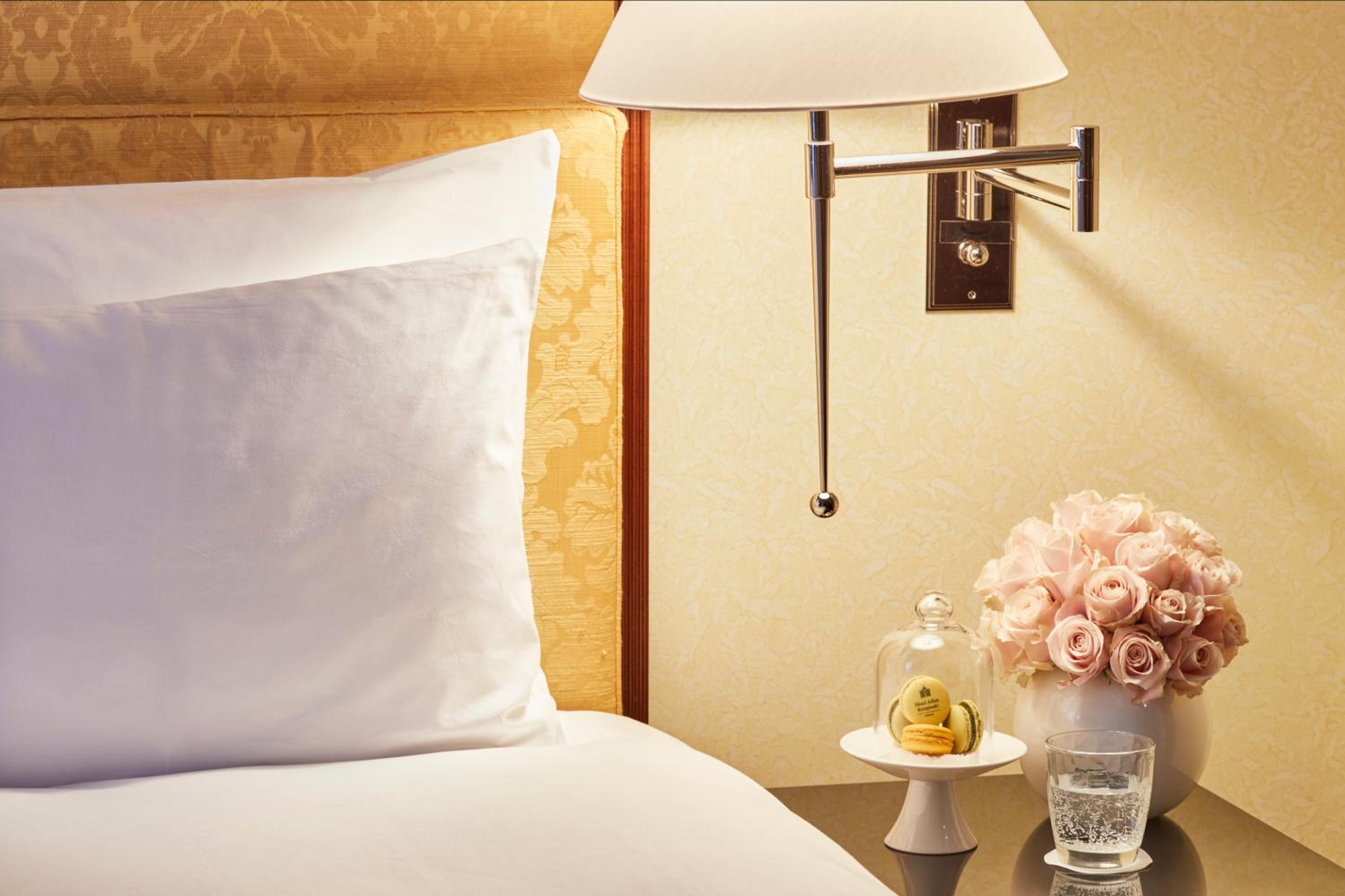 Deluxe Double Room thumbnail 6
