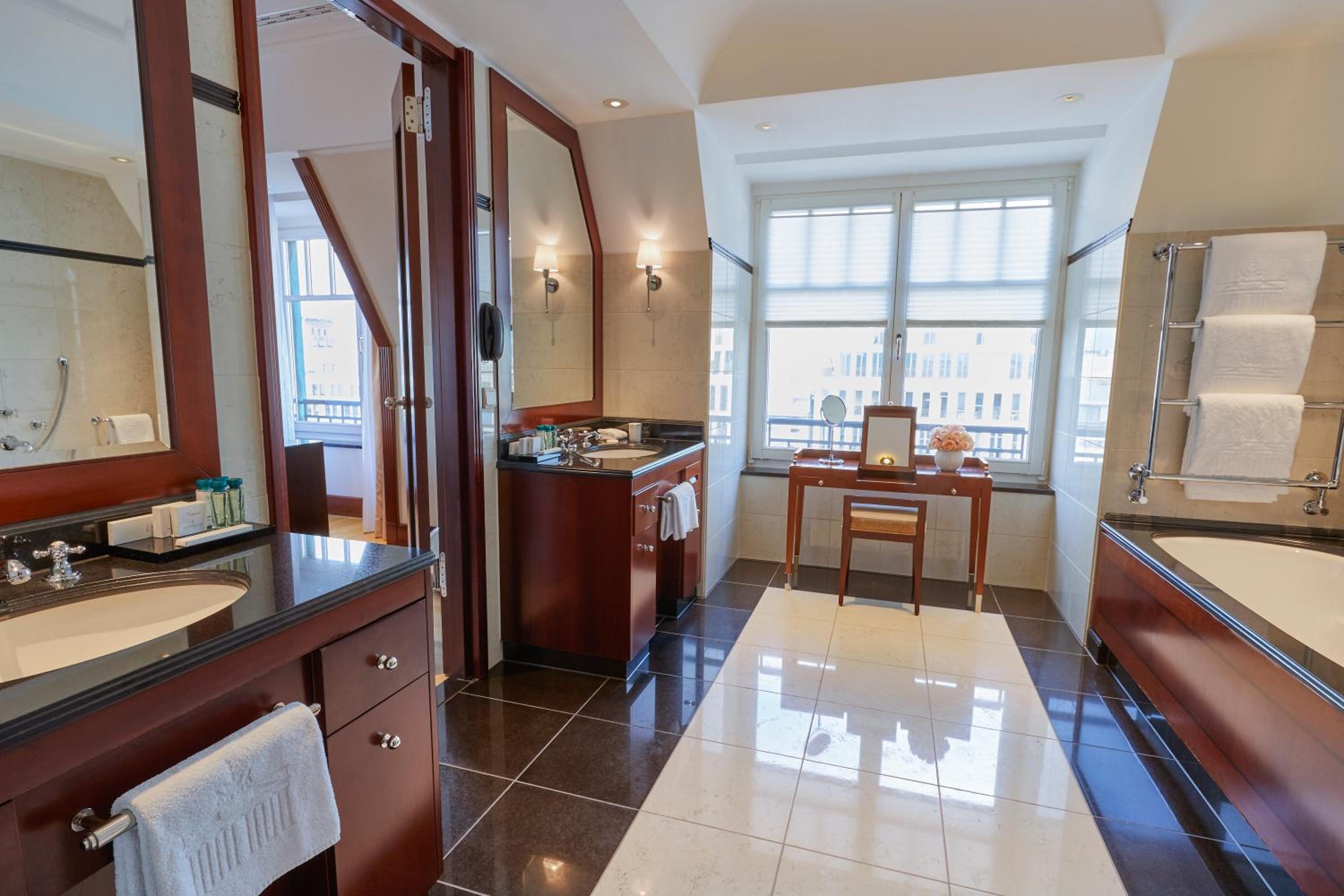 Brandenburg Gate Deluxe Suite - Photo 12