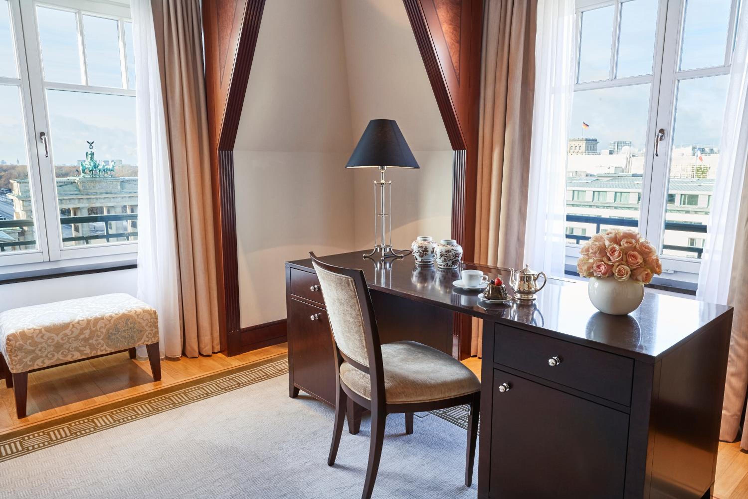 Brandenburg Gate Deluxe Suite - Photo 8