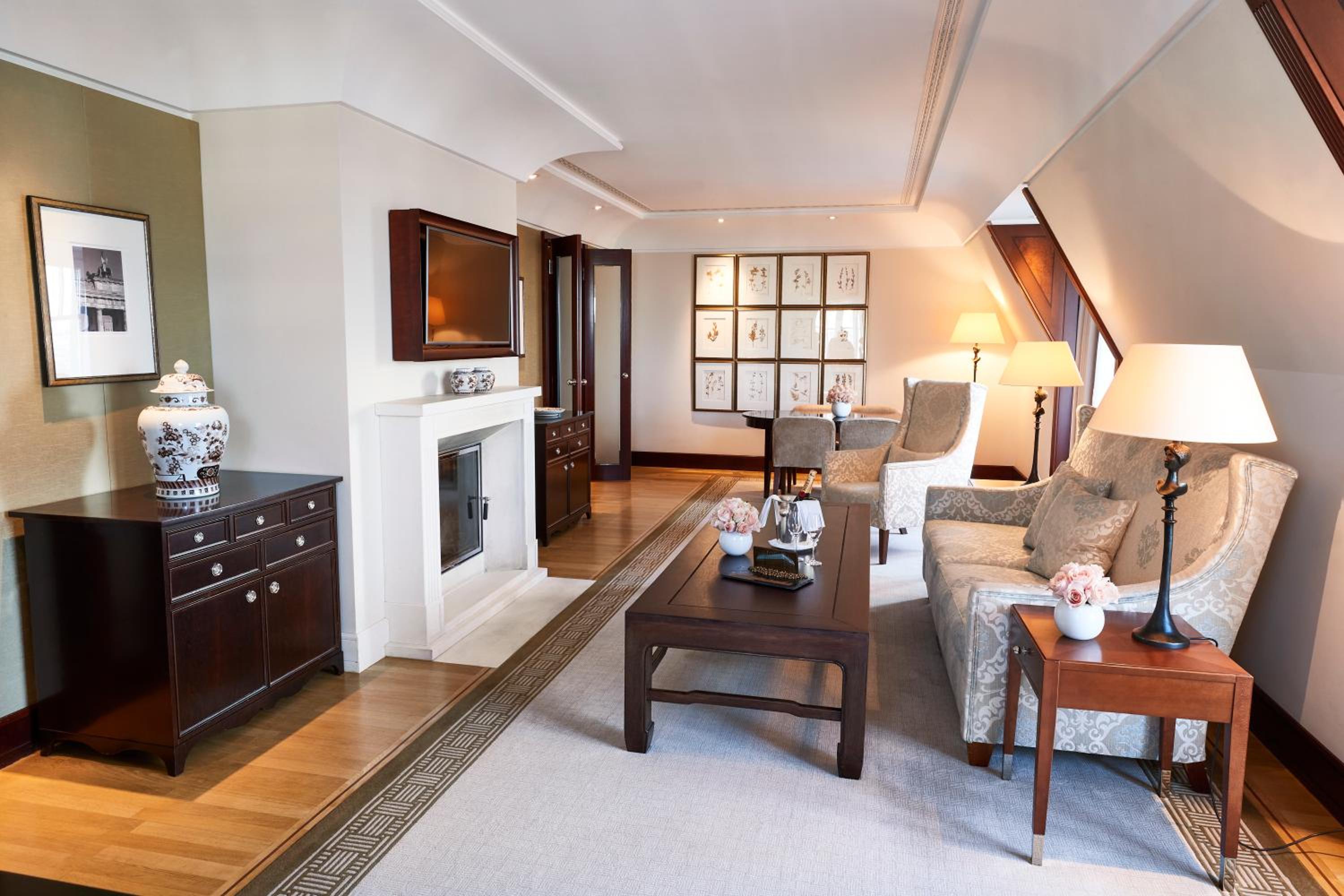 Brandenburg Gate Deluxe Suite - Photo 10