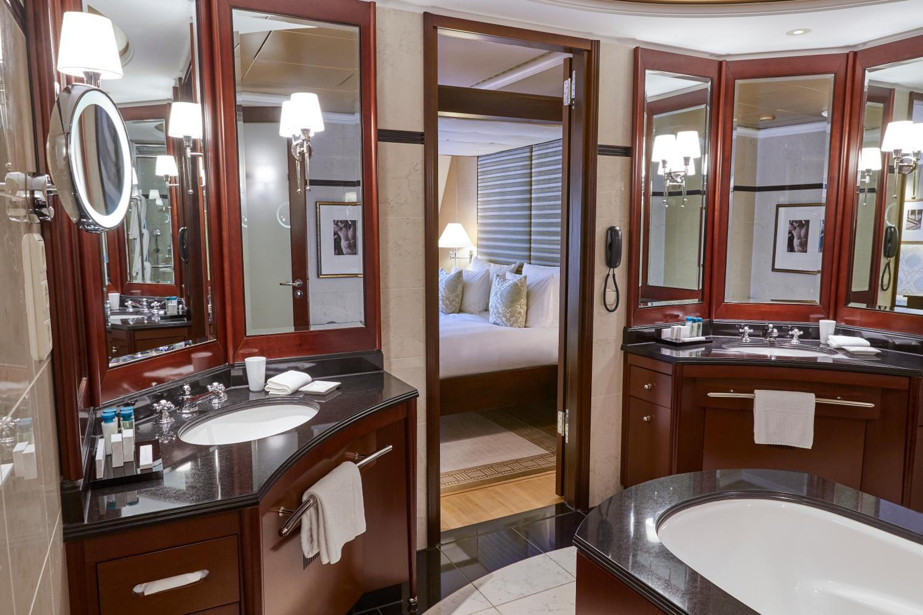 Brandenburg Gate Deluxe Suite - Photo 11