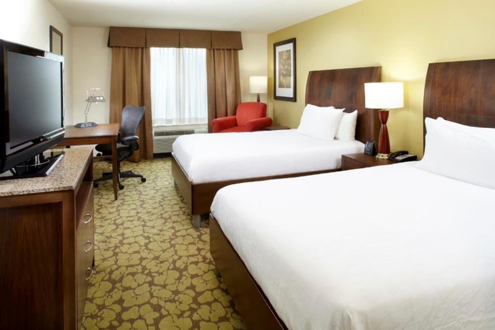 Queen Room with Two Queen Beds - Photo 3