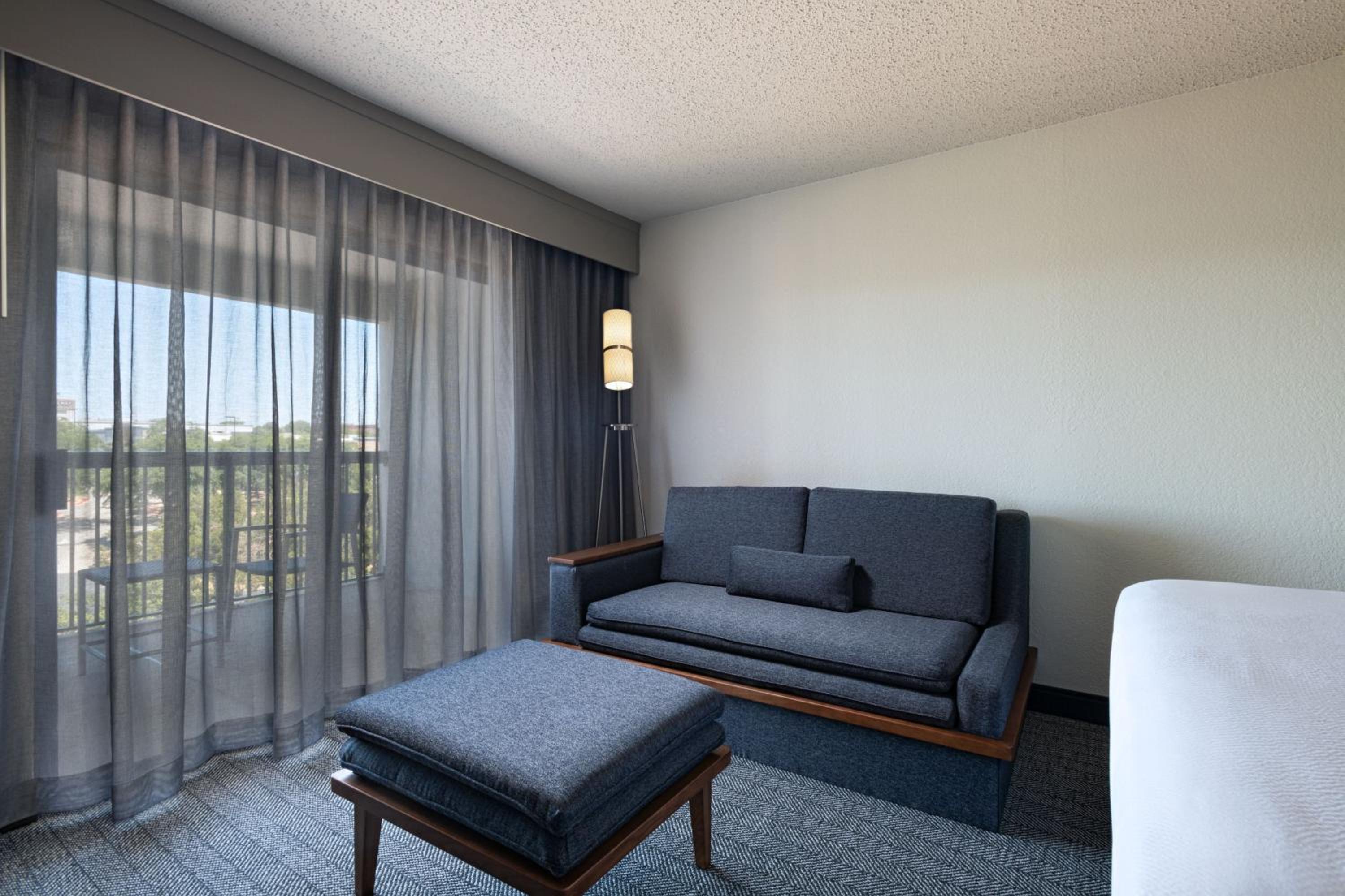 King Room with Sofa Bed - Photo 2