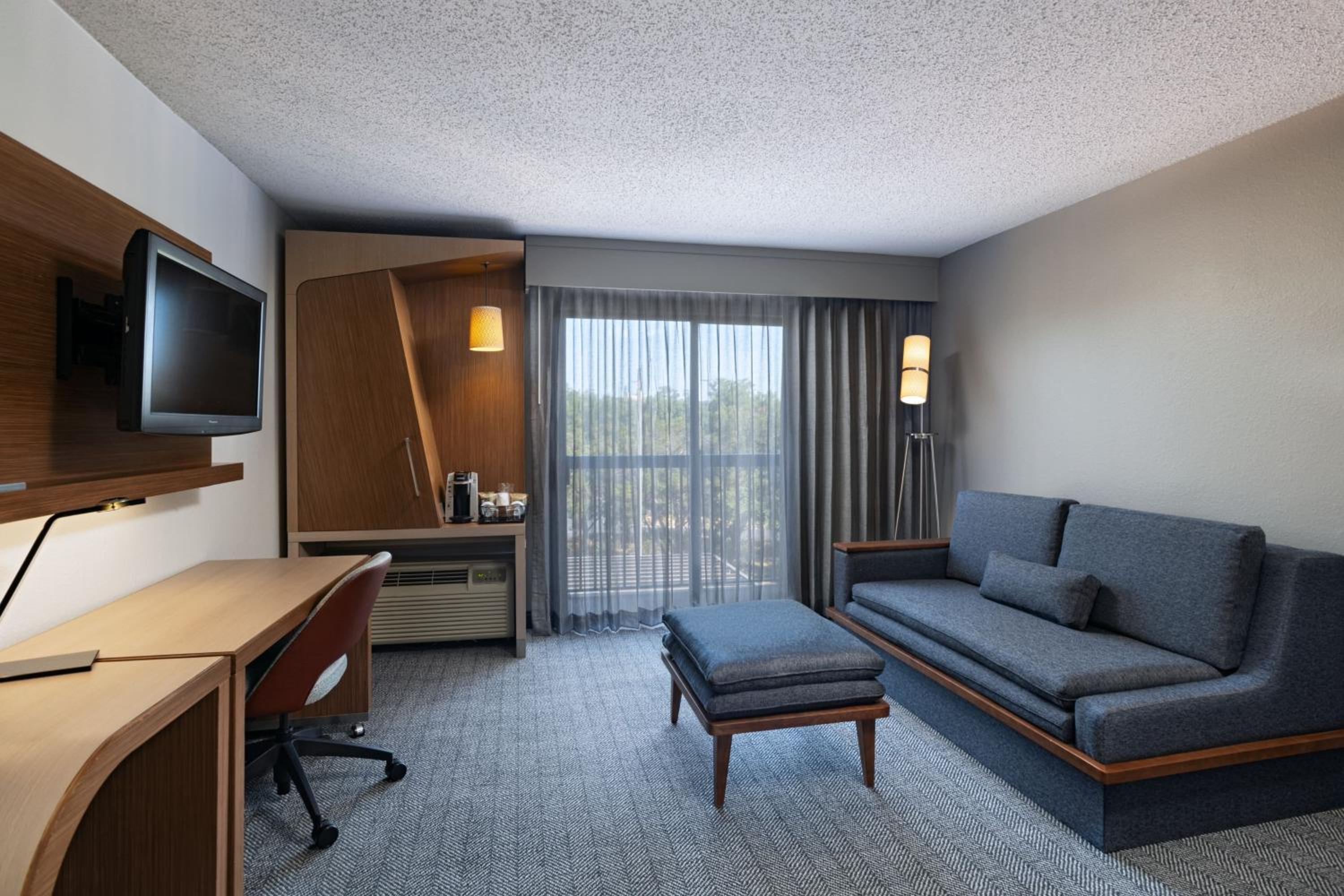 King Room with Sofa Bed - Photo 9