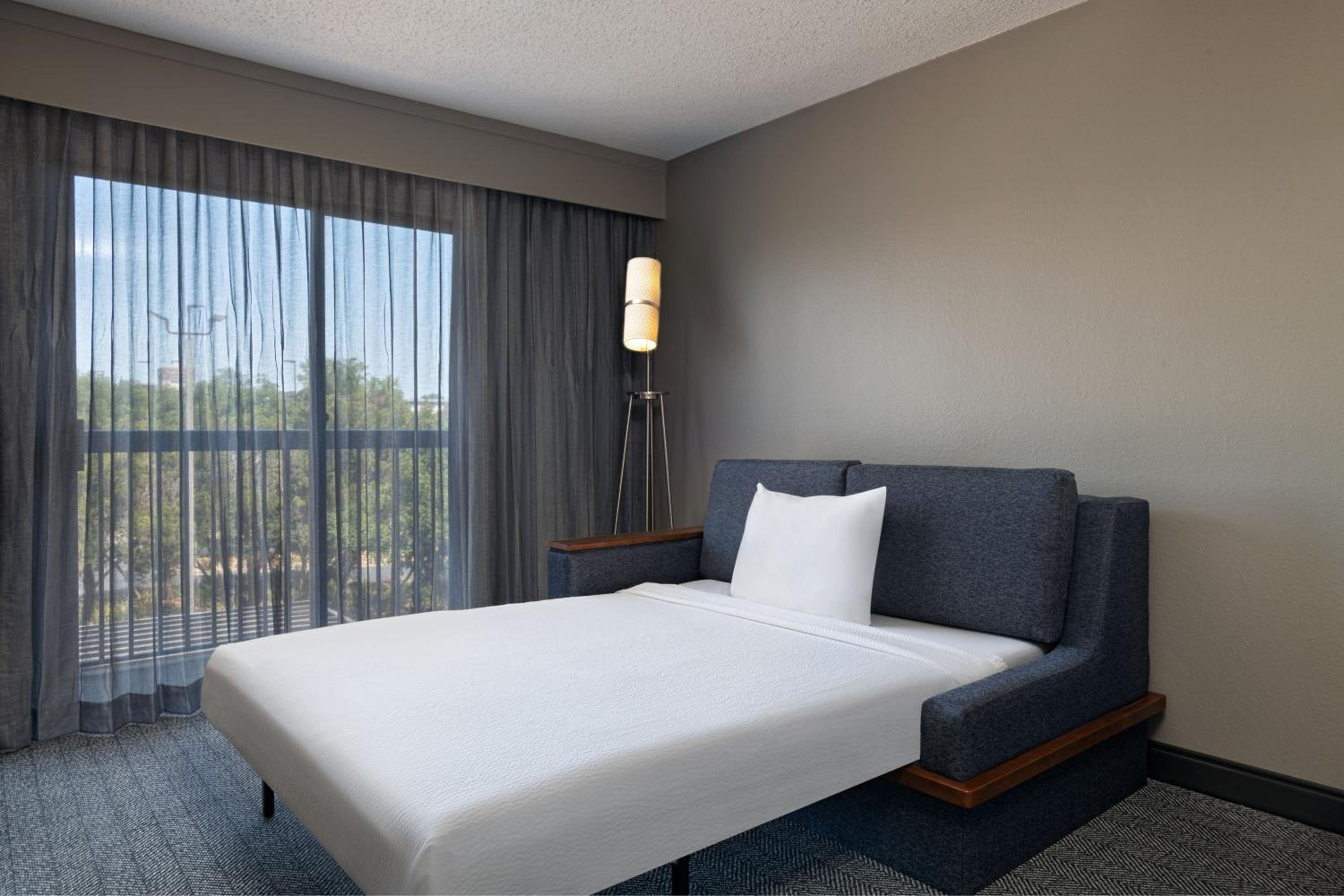 King Room with Sofa Bed - Photo 3