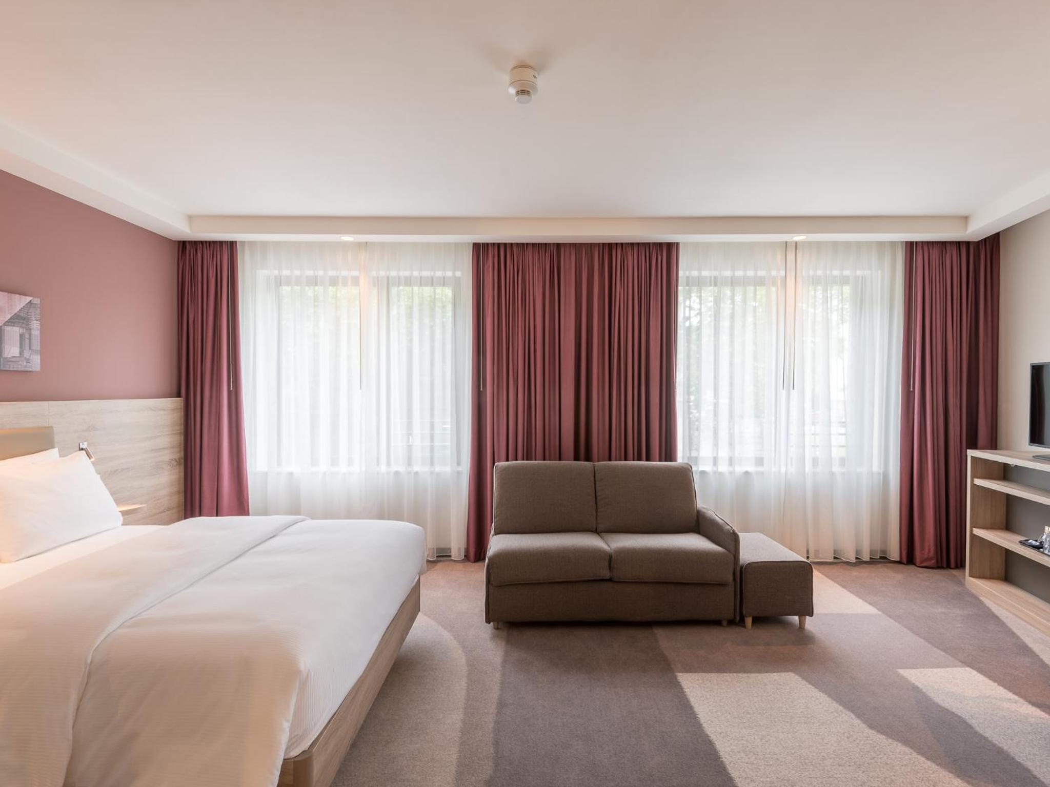 Queen Accessible Room NS