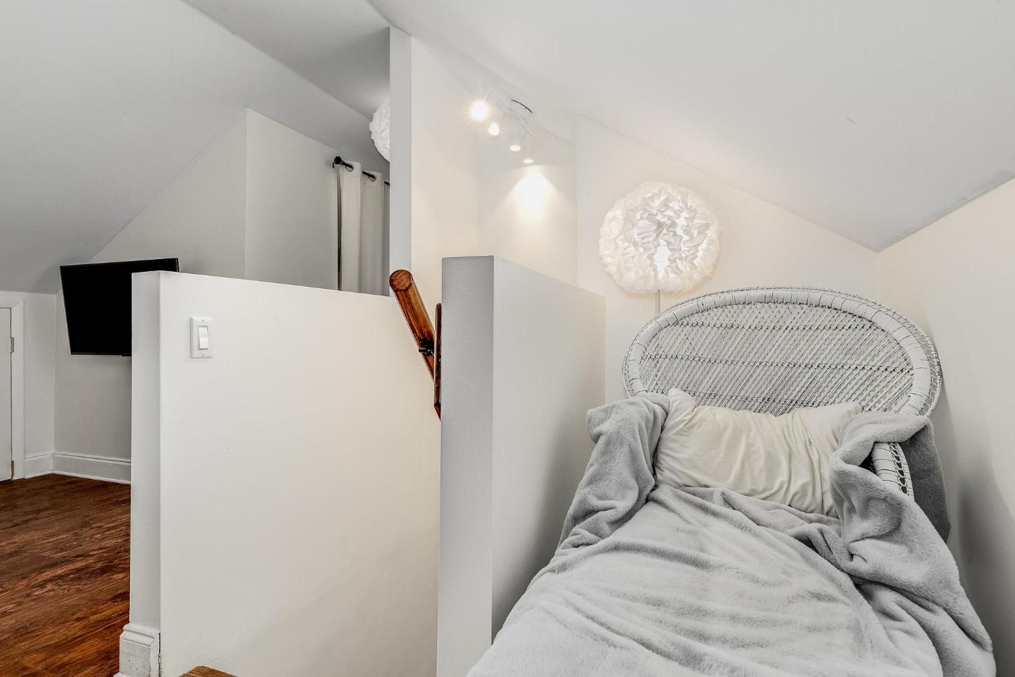 Six-Bedroom House photo 1