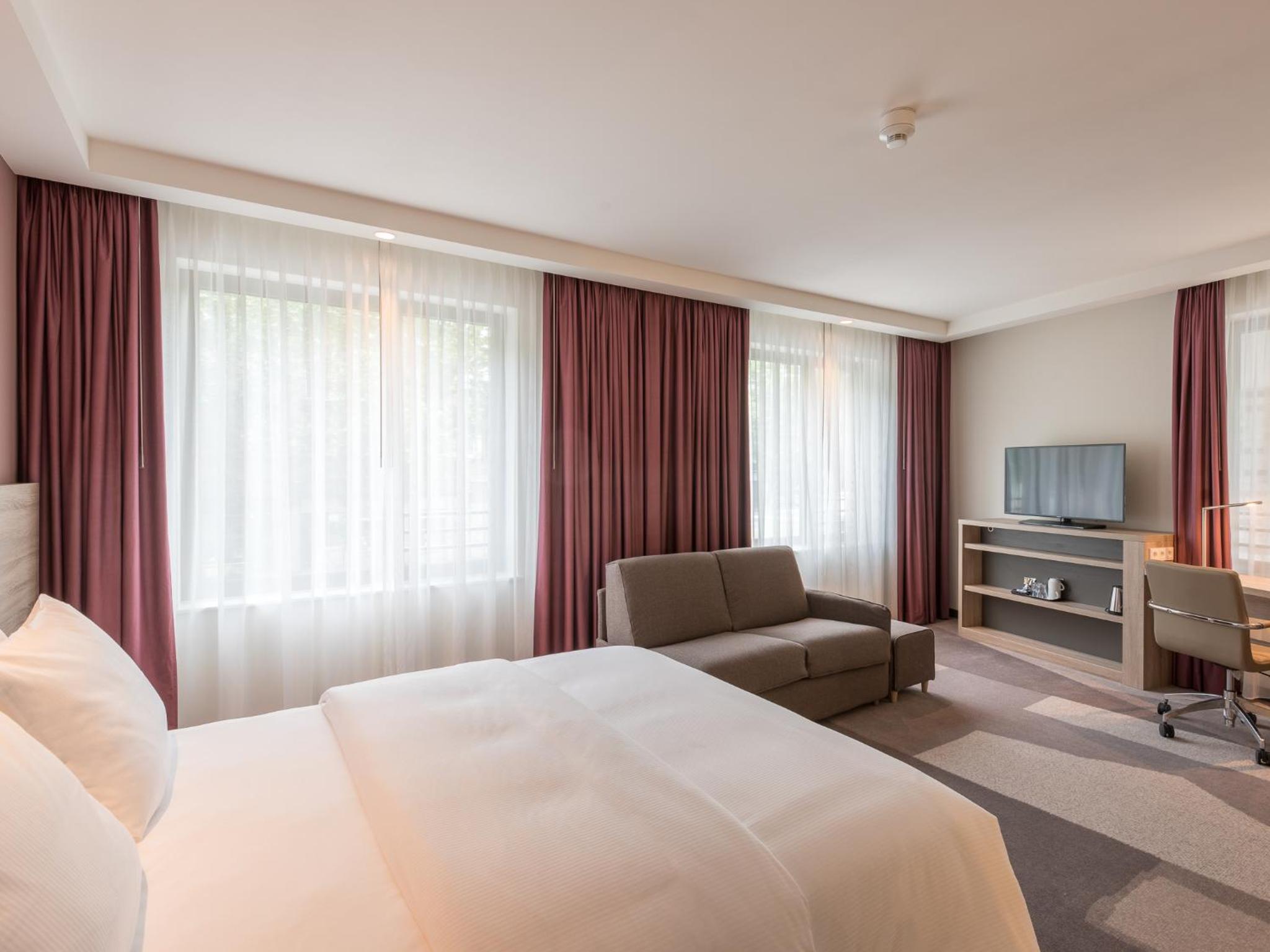 Queen Accessible Room NS
