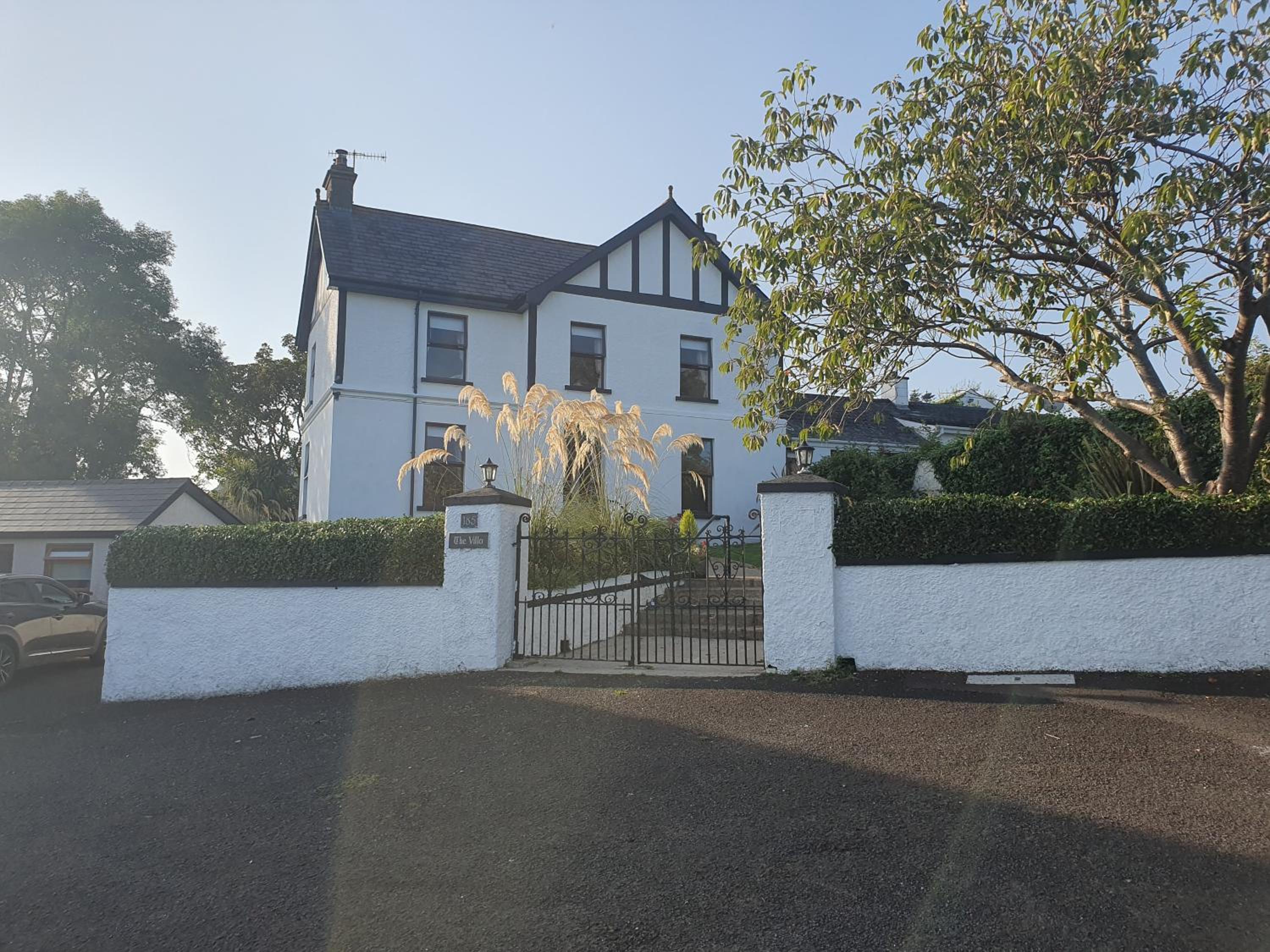 Five-Bedroom House photo 2