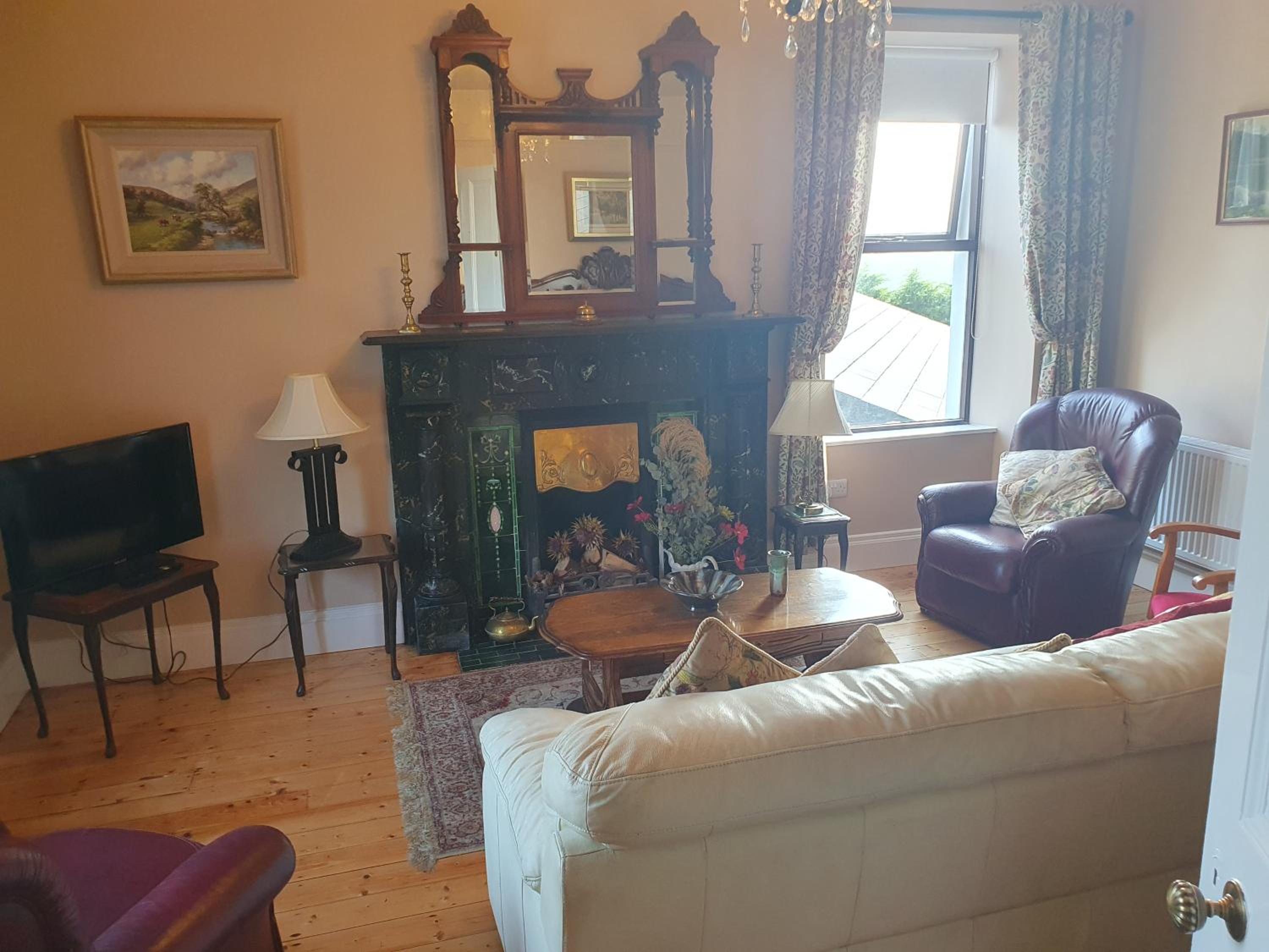 Five-Bedroom House photo 3