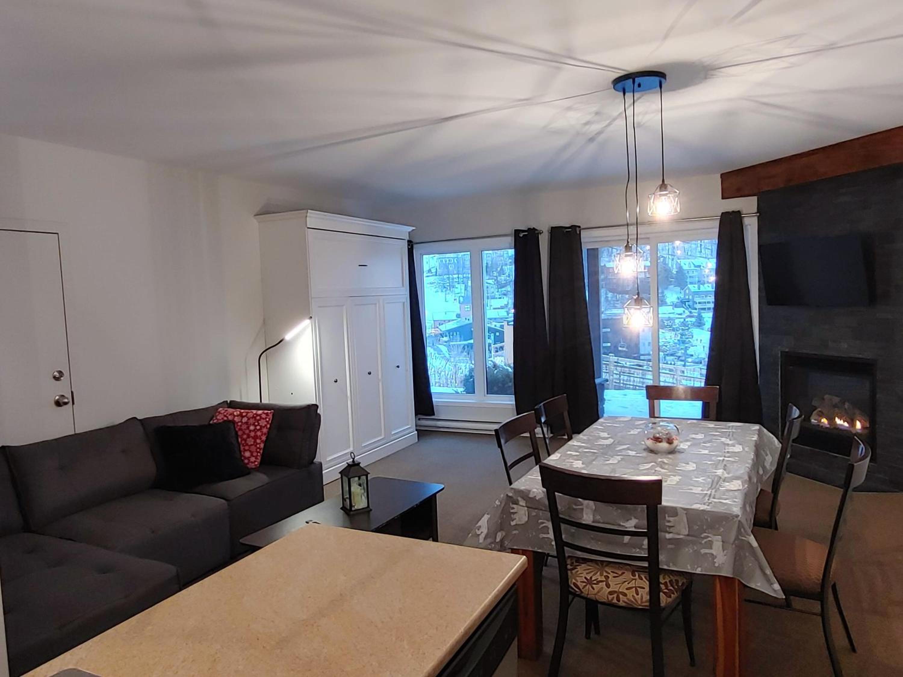 Family Room with Mountain View photo 1