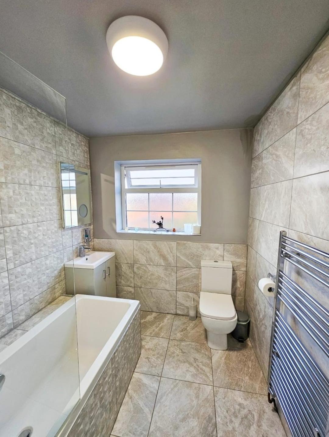 Lazy Twin (Private bathroom - Upstairs) - Photo 10