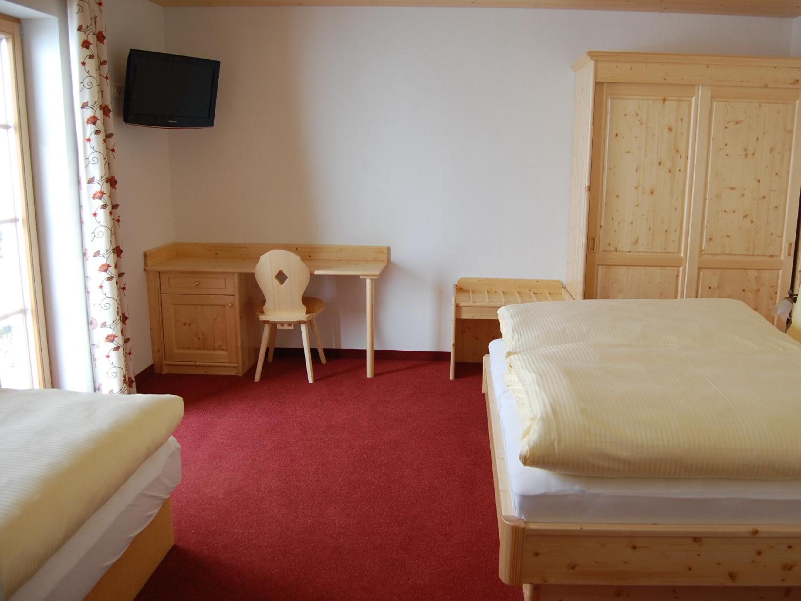 Eight-Bedroom House photo 1