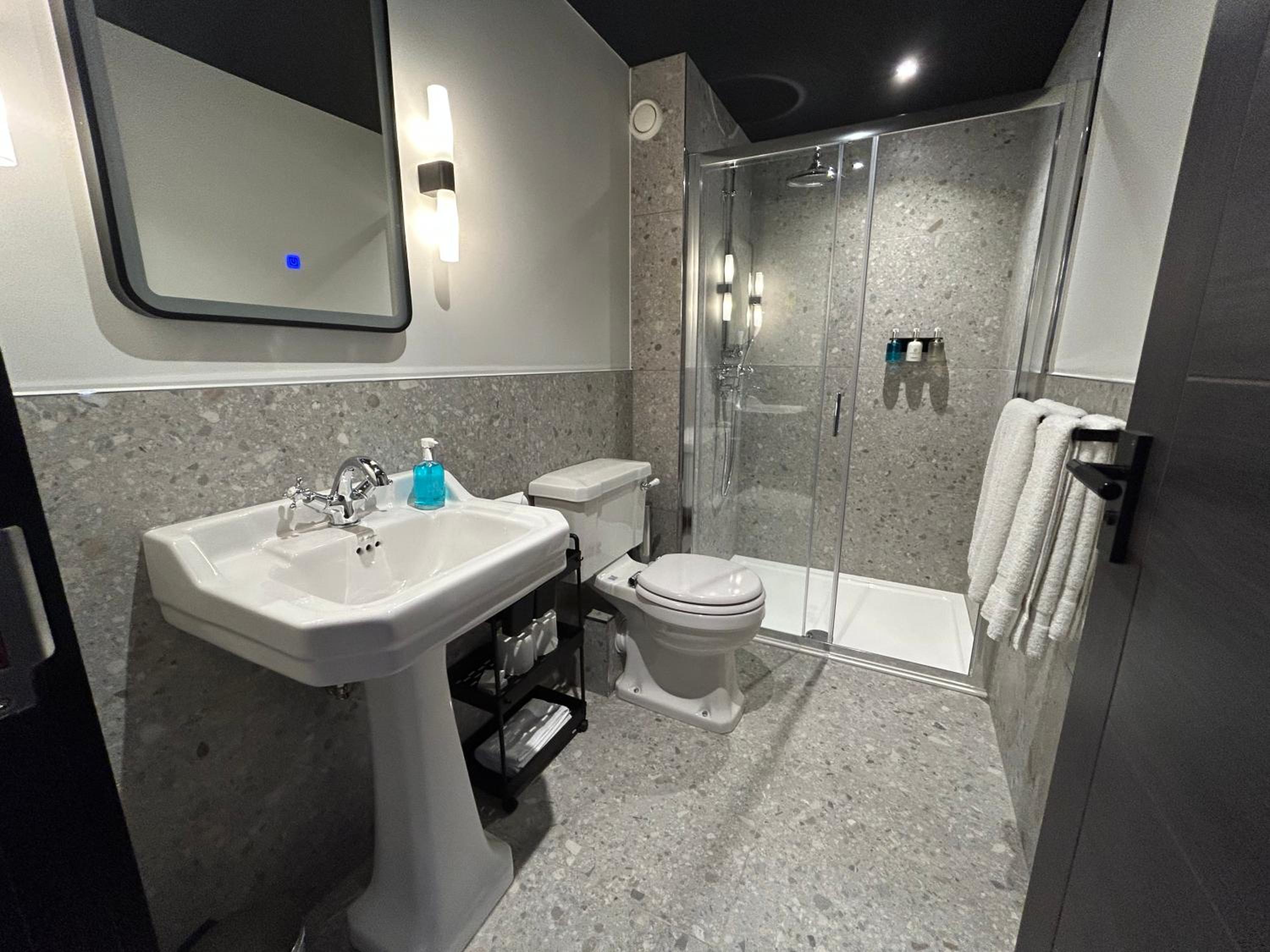 Deluxe Double Room - Photo 11
