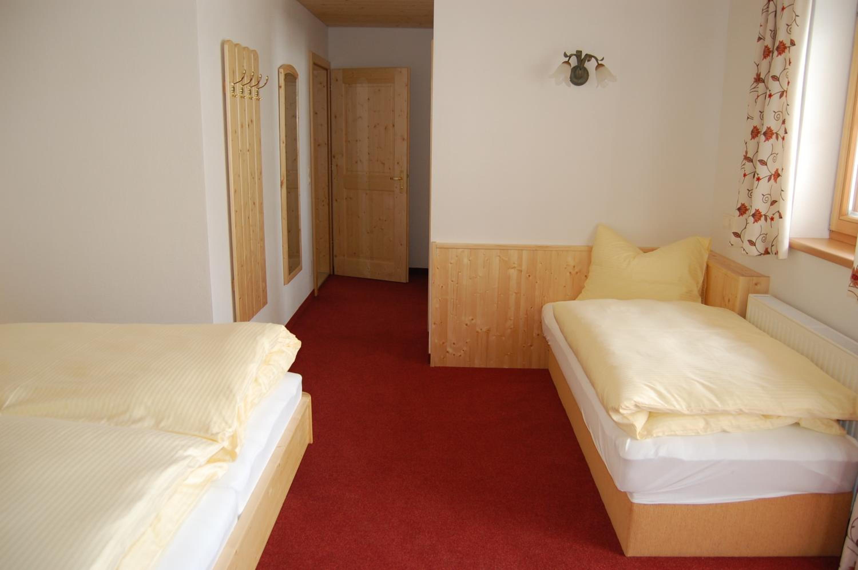 Five-Bedroom House photo 1