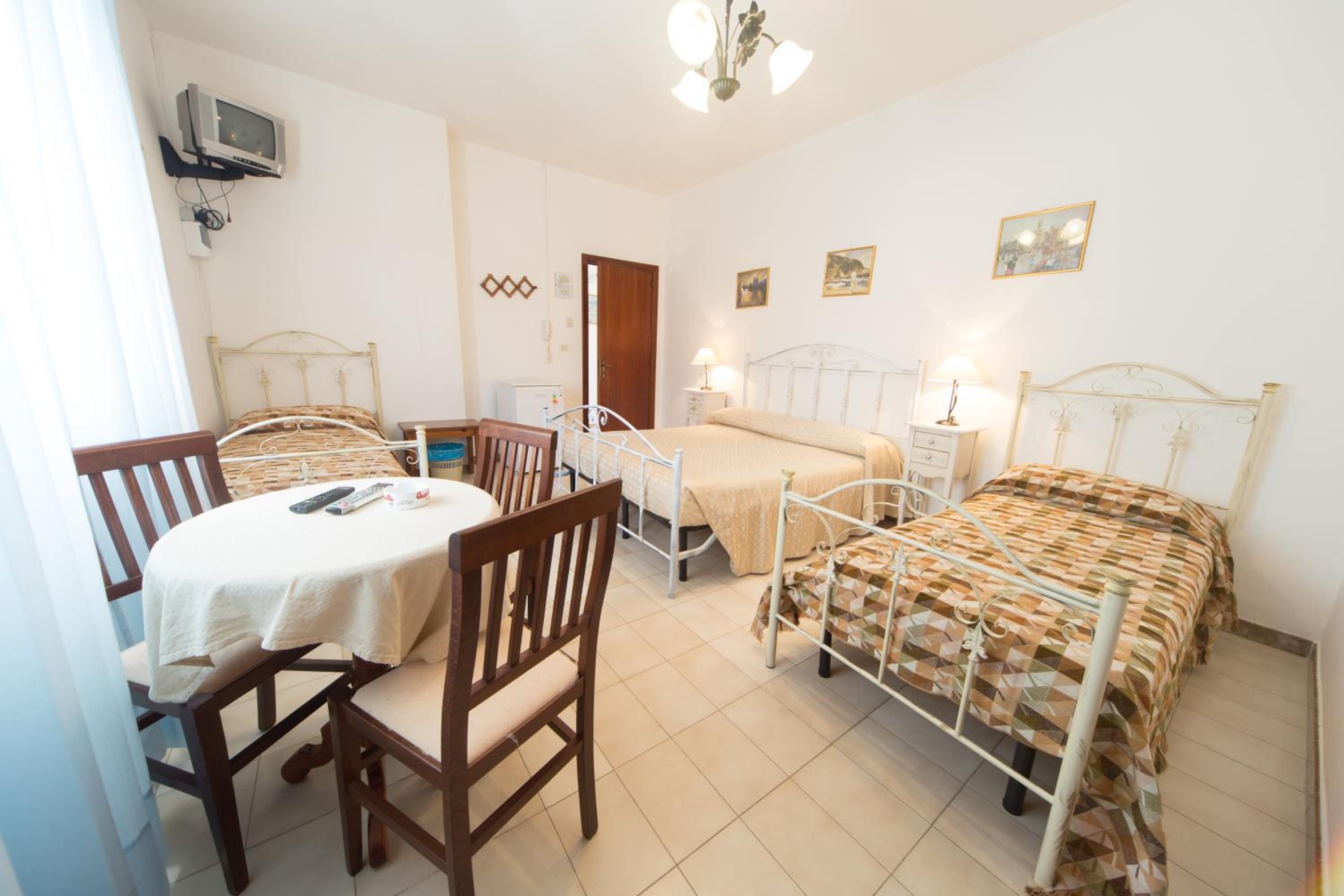 Quadruple Room - Photo 35
