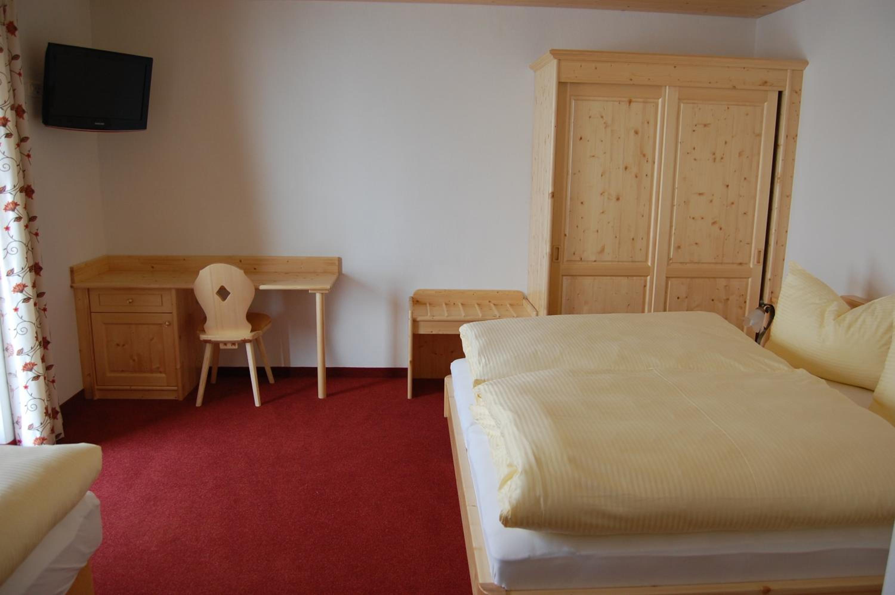 Eight-Bedroom House photo 3