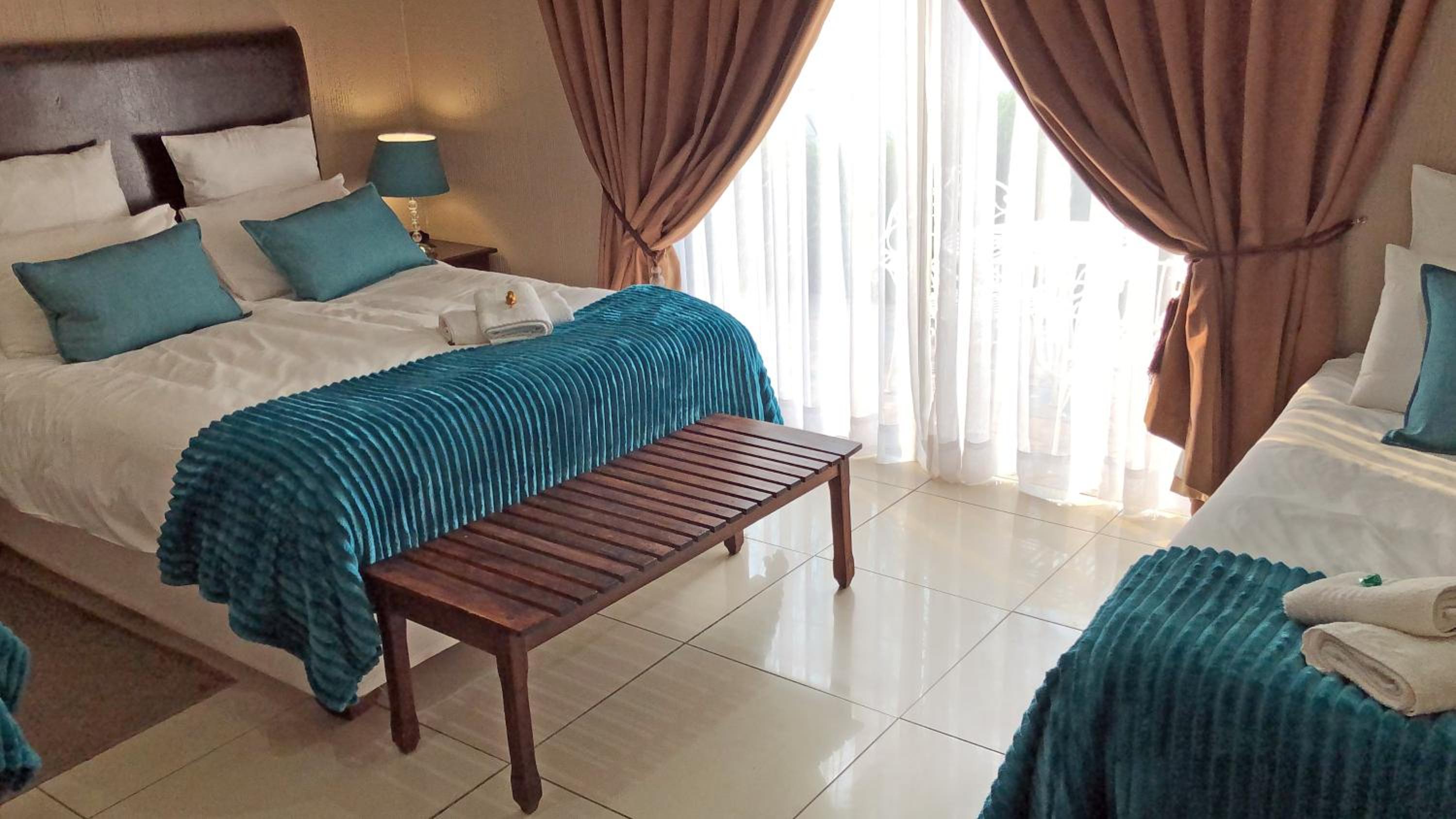 Family Room with Private Bathroom - Photo 7