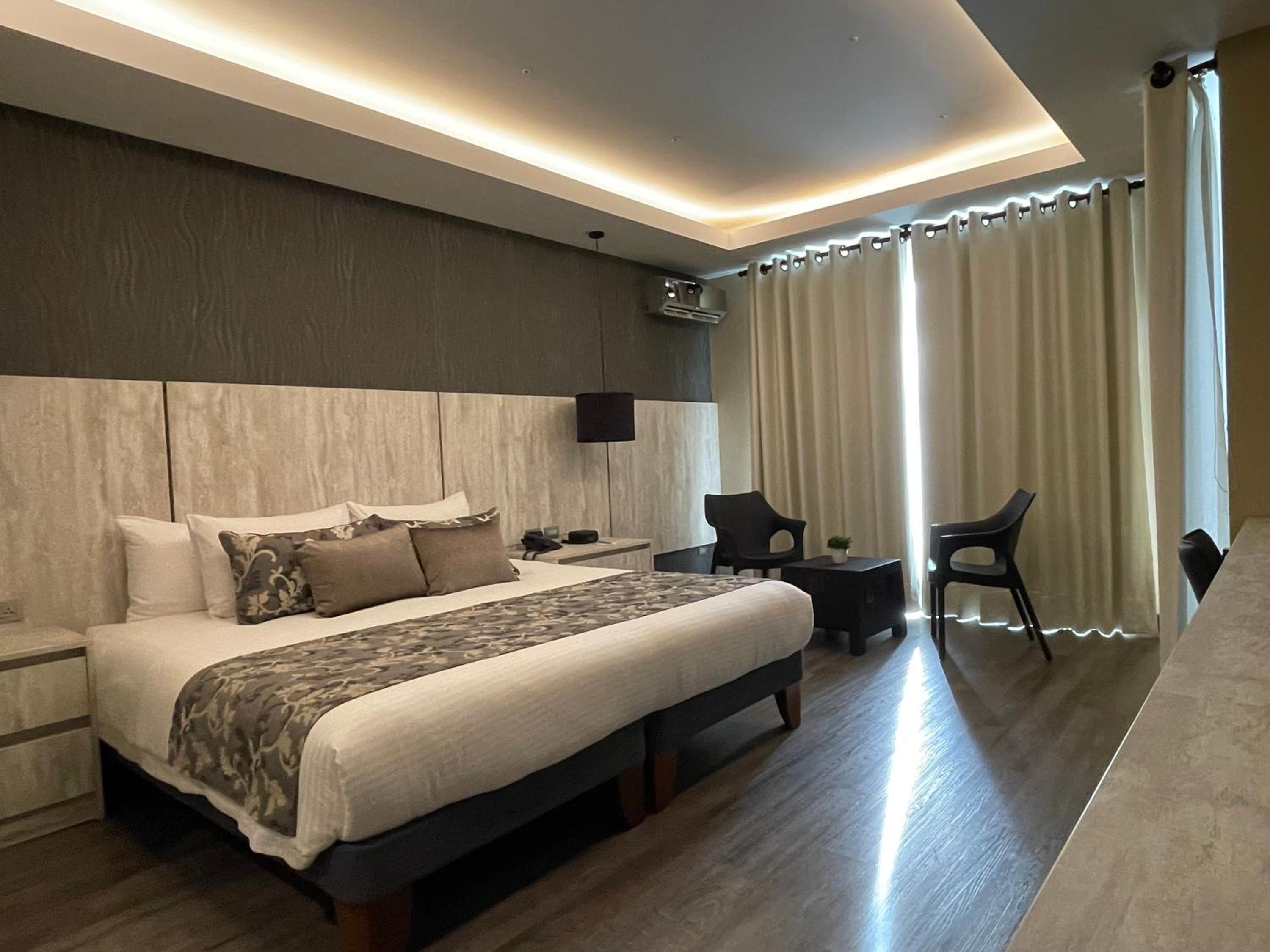 Deluxe King Suite