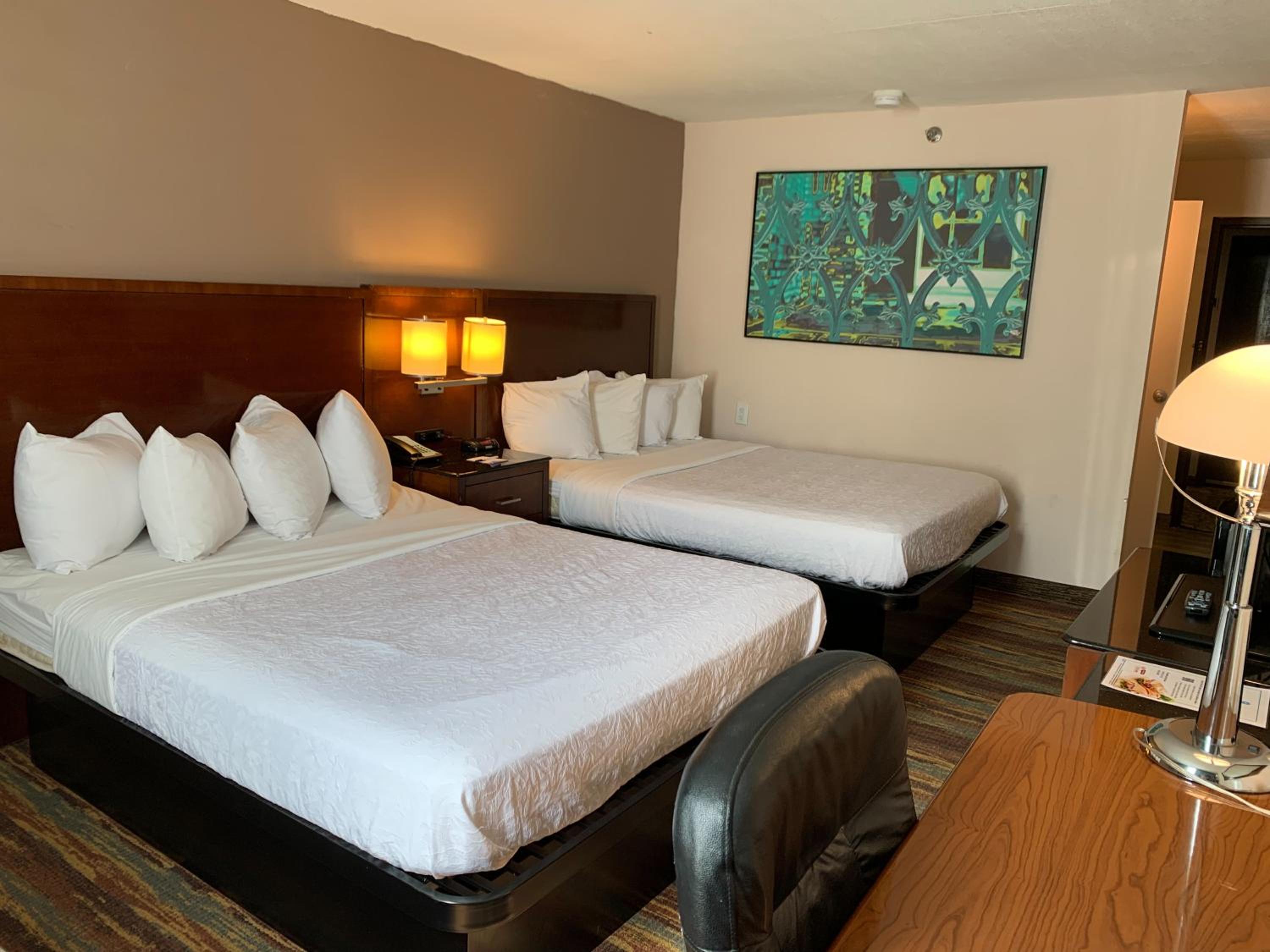 Queen Room with Two Queen Beds - Non-Smoking - Photo 7