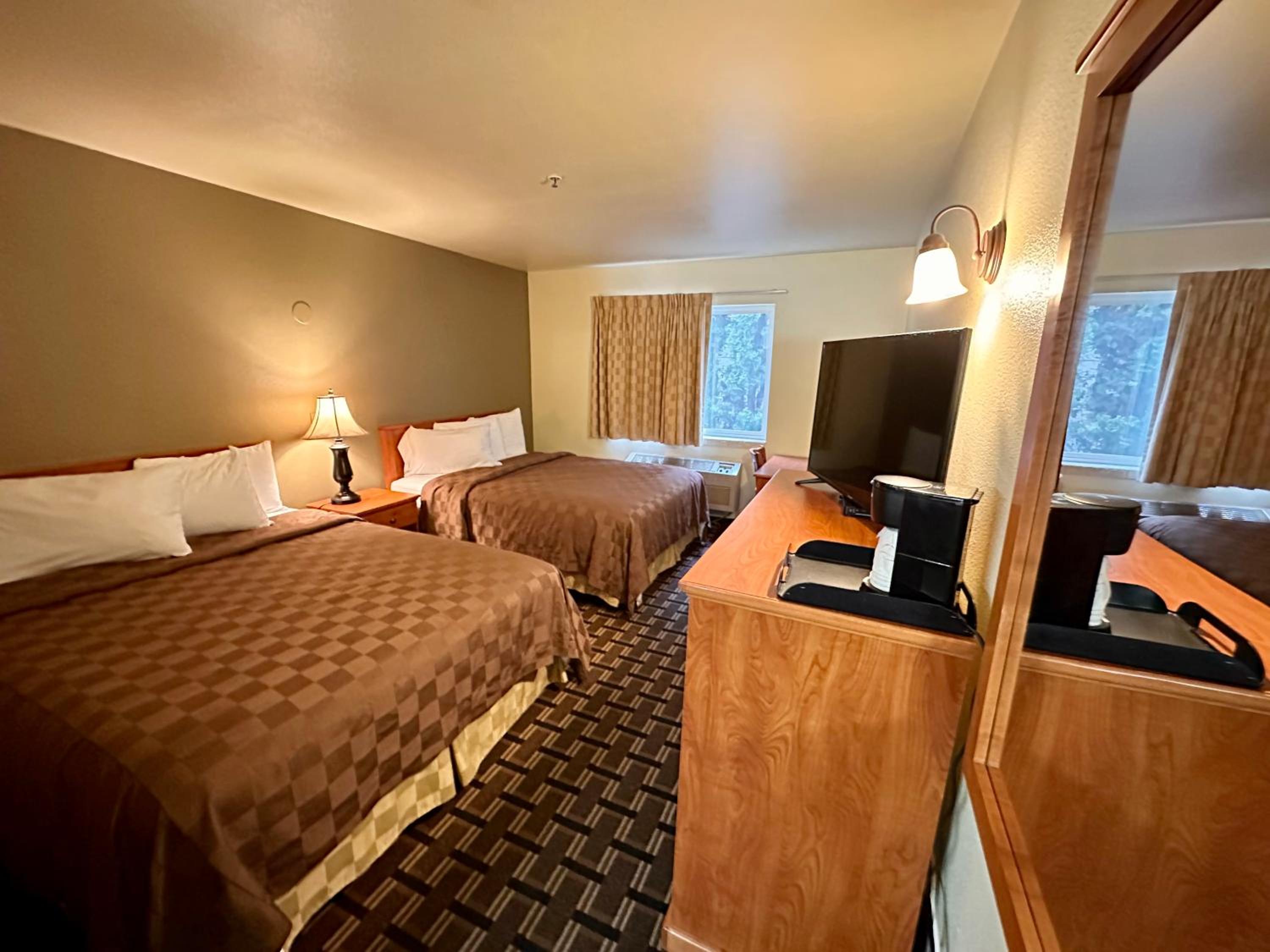 Queen Room with Two Queen Beds - Non-Smoking - Photo 10