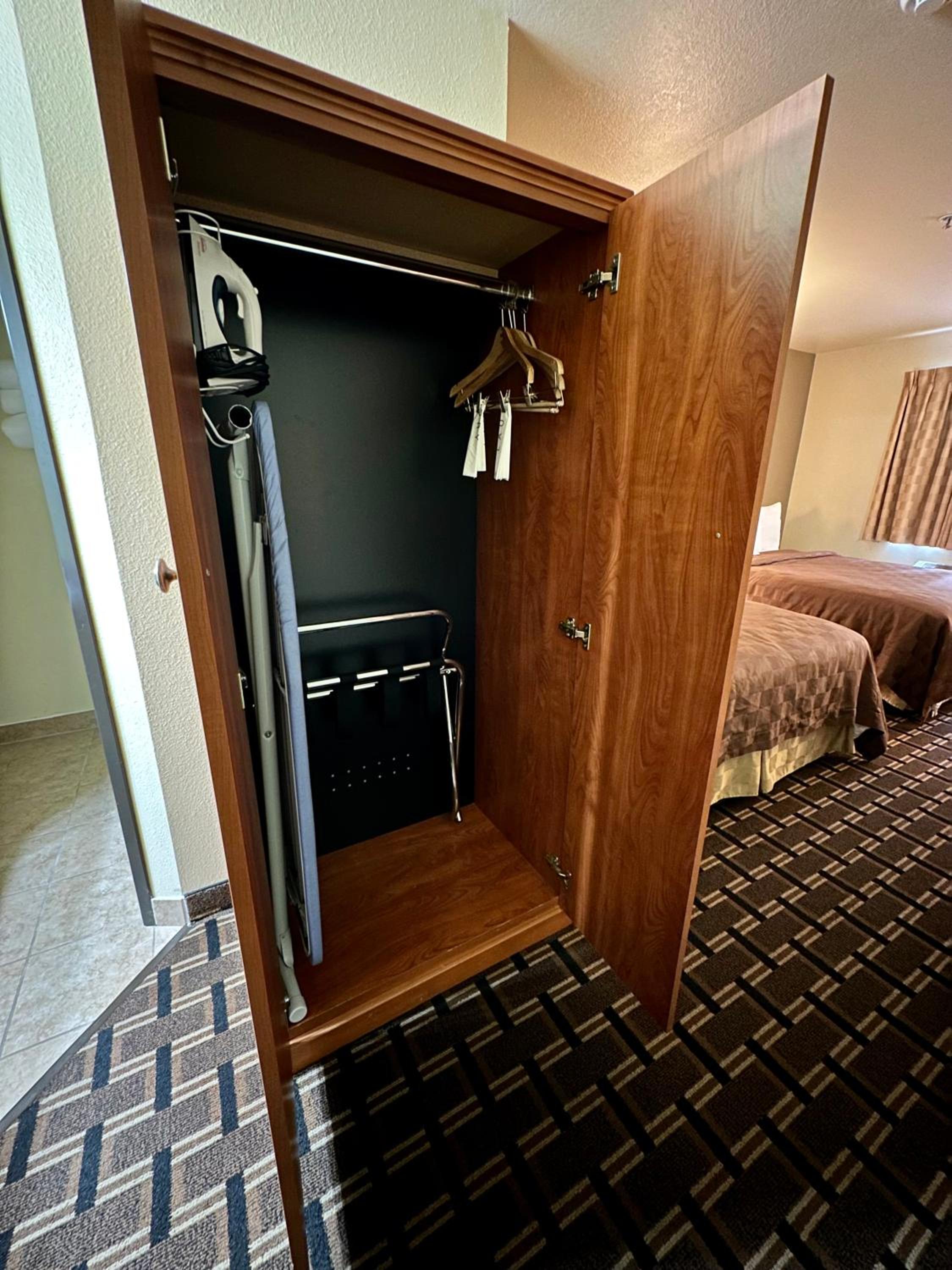 Queen Room with Two Queen Beds - Non-Smoking - Photo 7