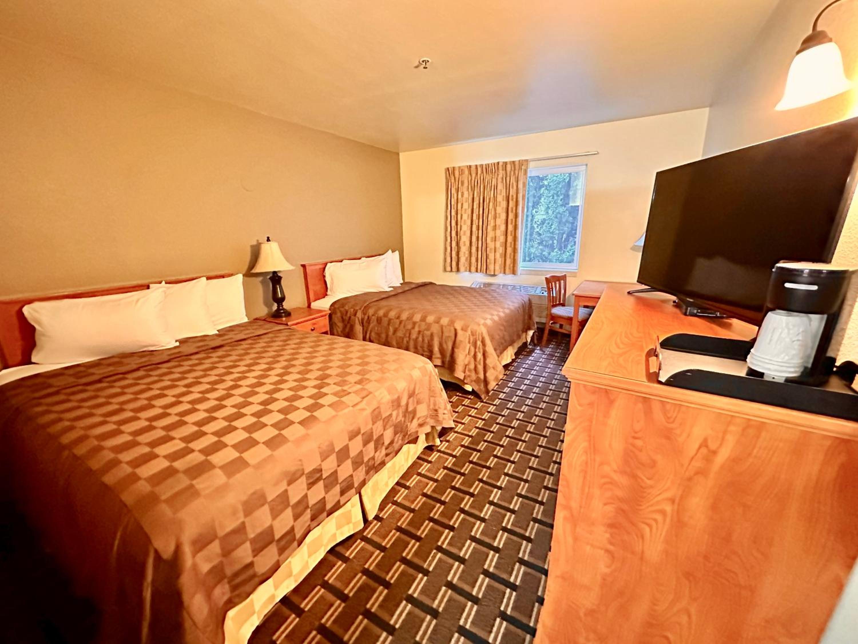 Queen Room with Two Queen Beds - Non-Smoking - Photo 1