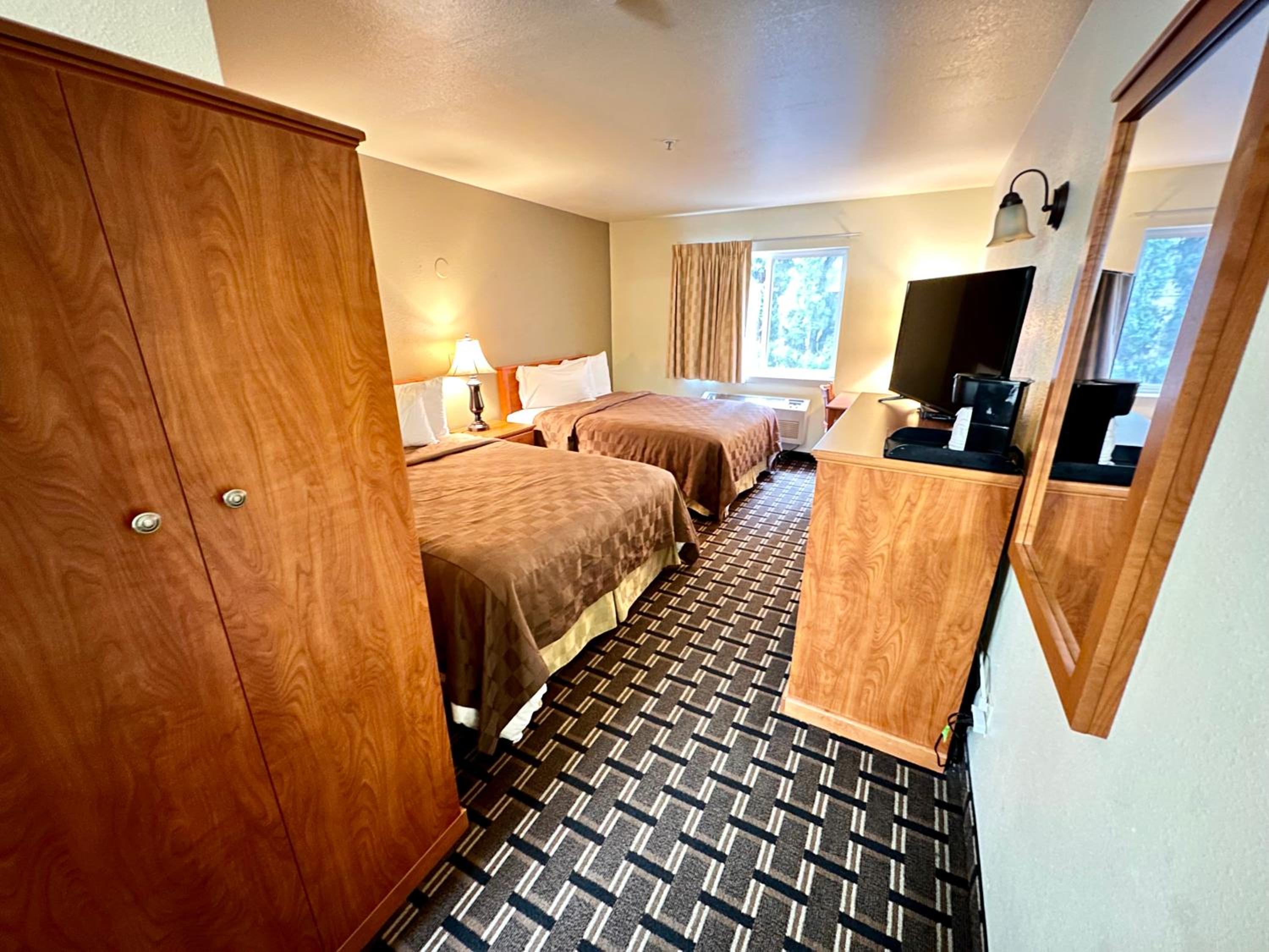 Queen Room with Two Queen Beds - Non-Smoking - Photo 6