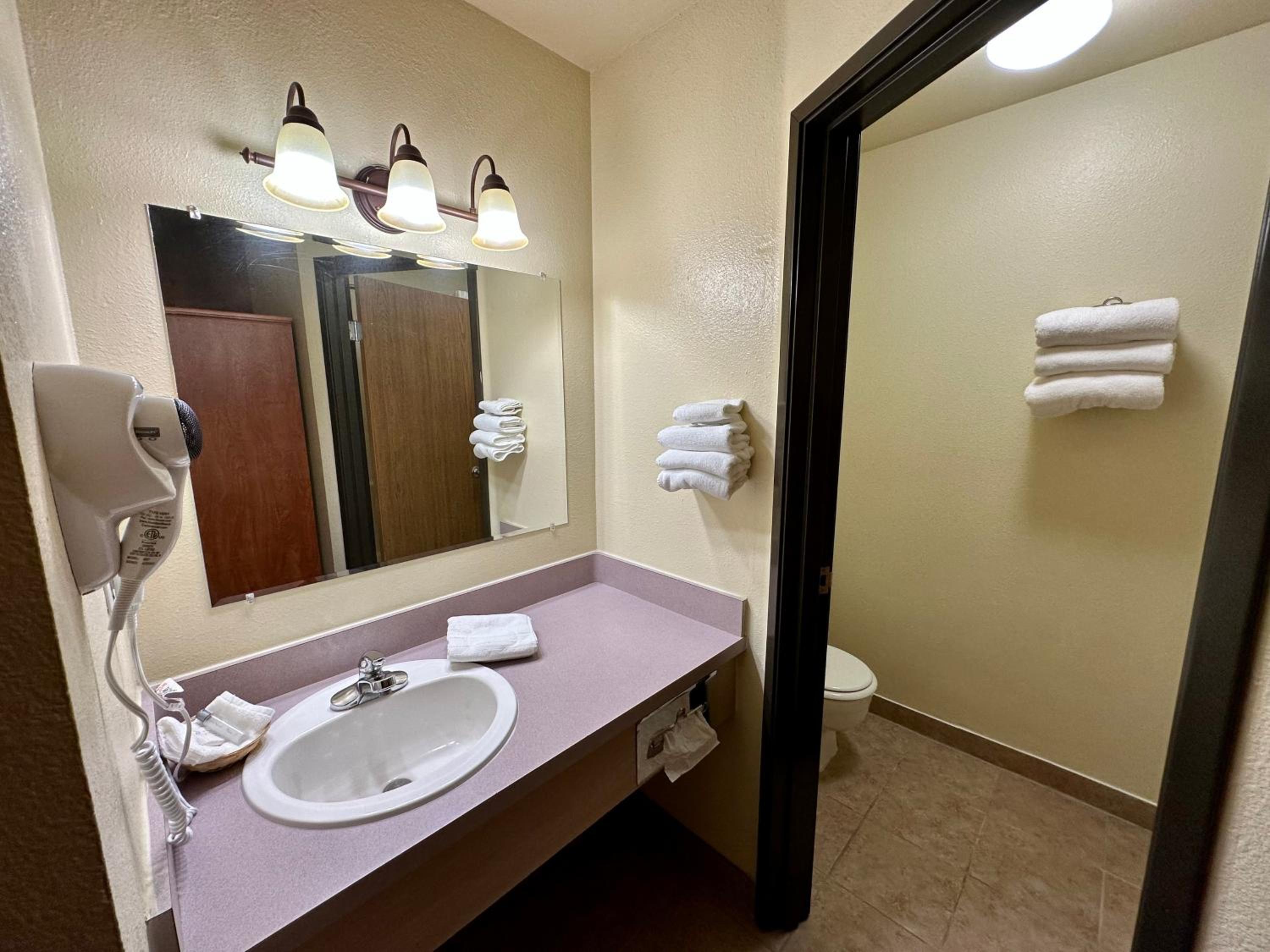 Queen Room with Two Queen Beds - Non-Smoking - Photo 4