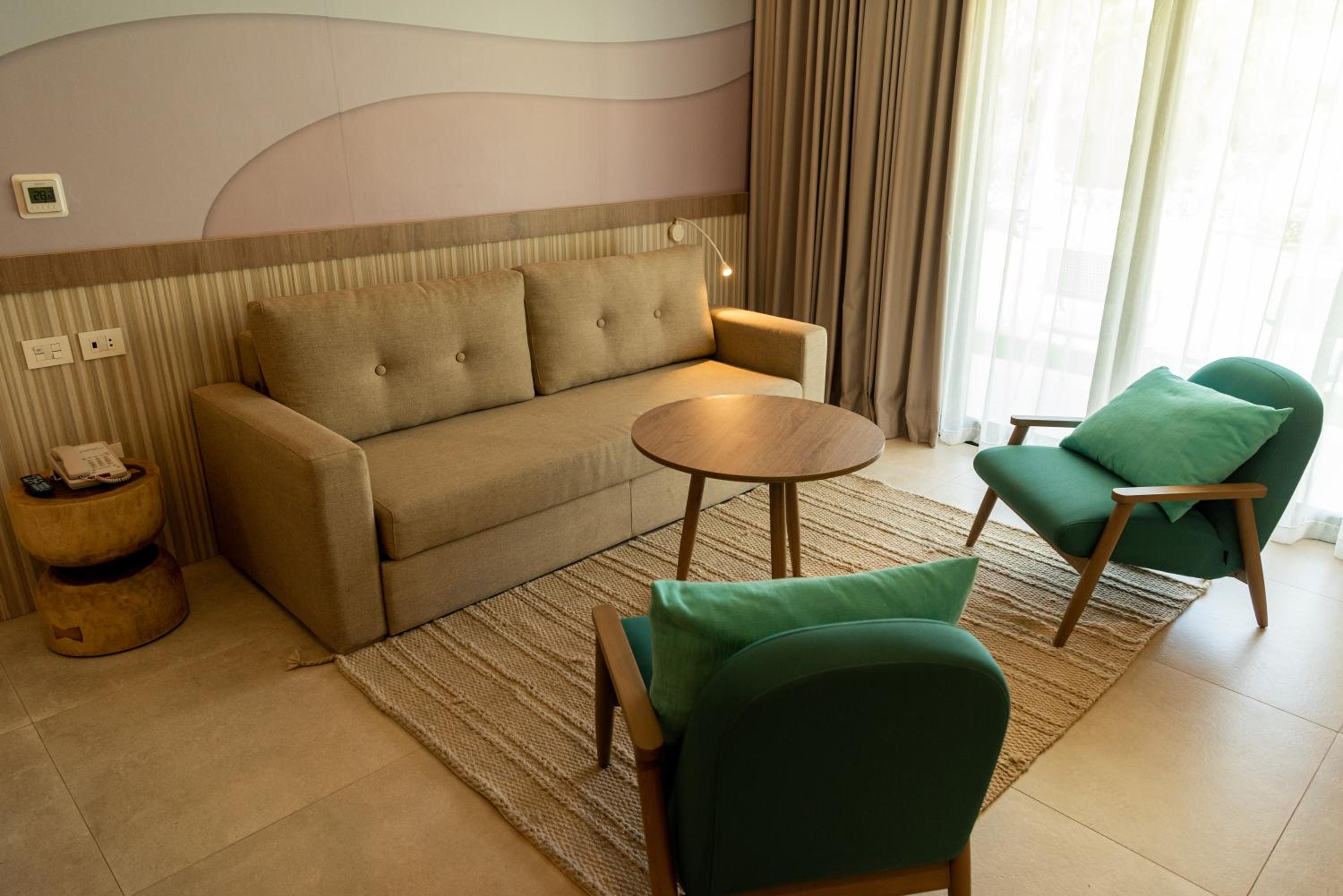 2 Bedrooms Suite (1 Adult + 4 Children)