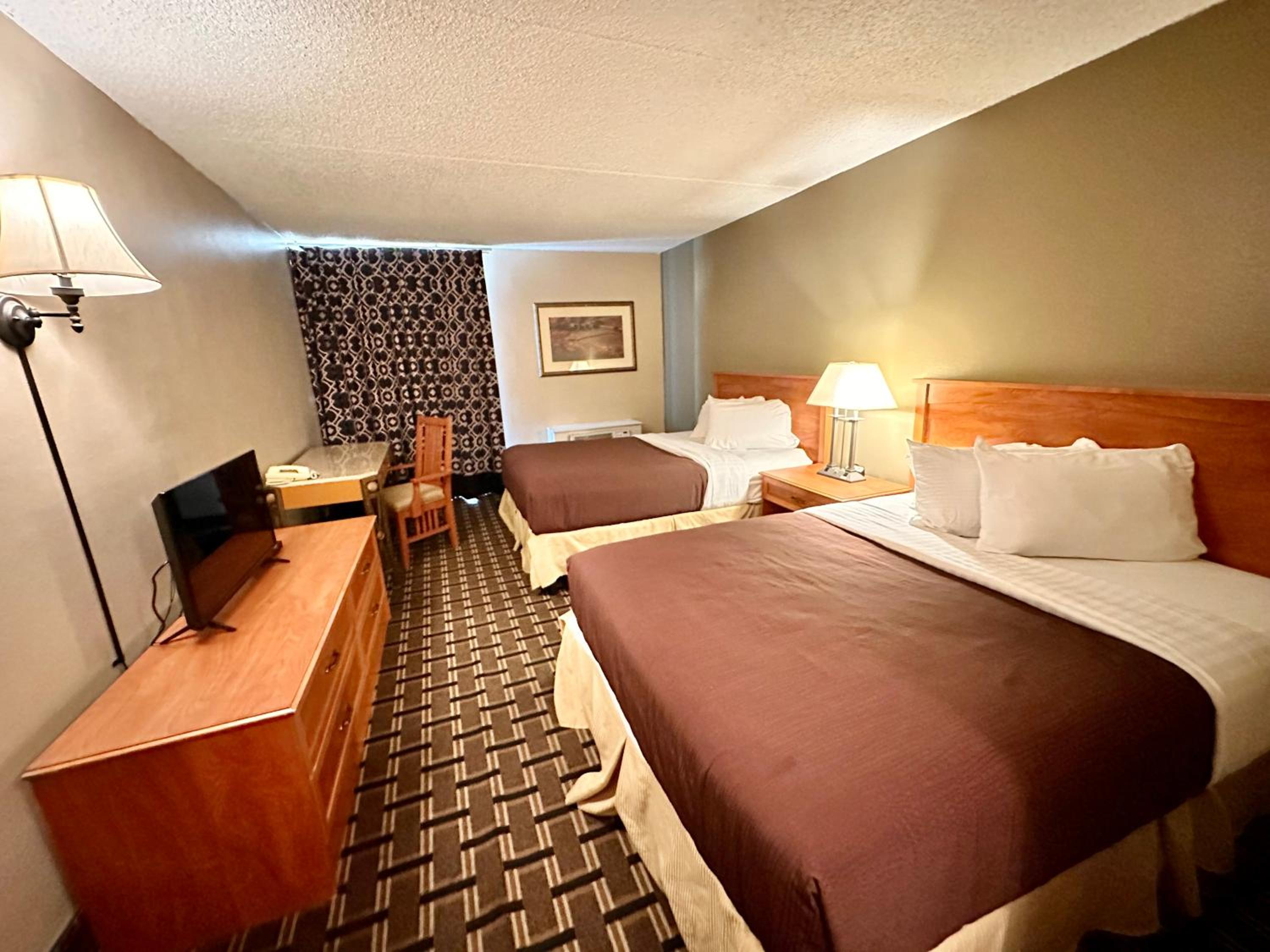 Queen Room with Two Queen Beds - Non-Smoking - Photo 1