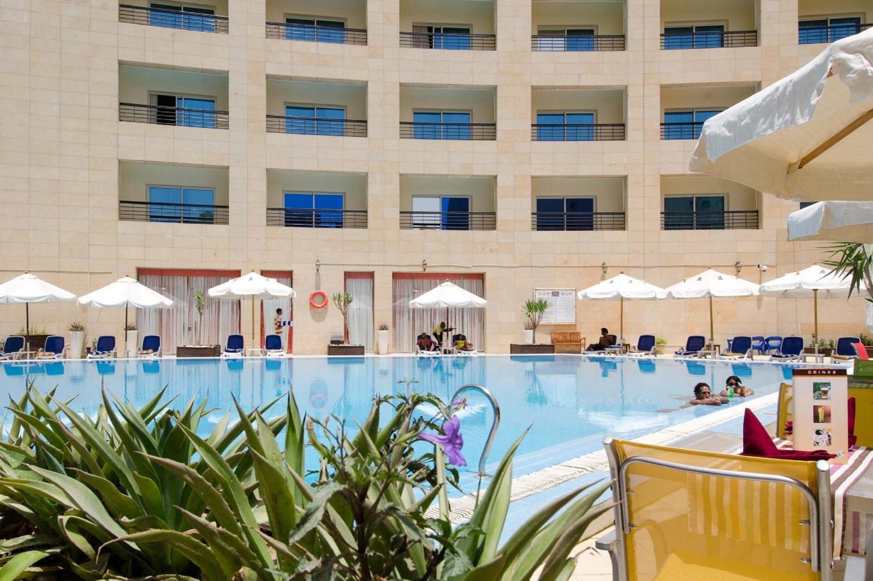 Double or Twin Room with Pool View - Photo 4