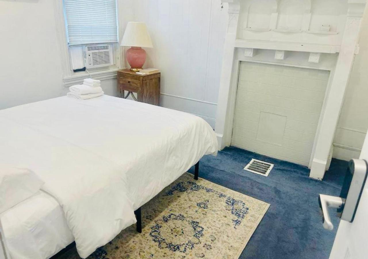 Five-Bedroom House - Photo 9