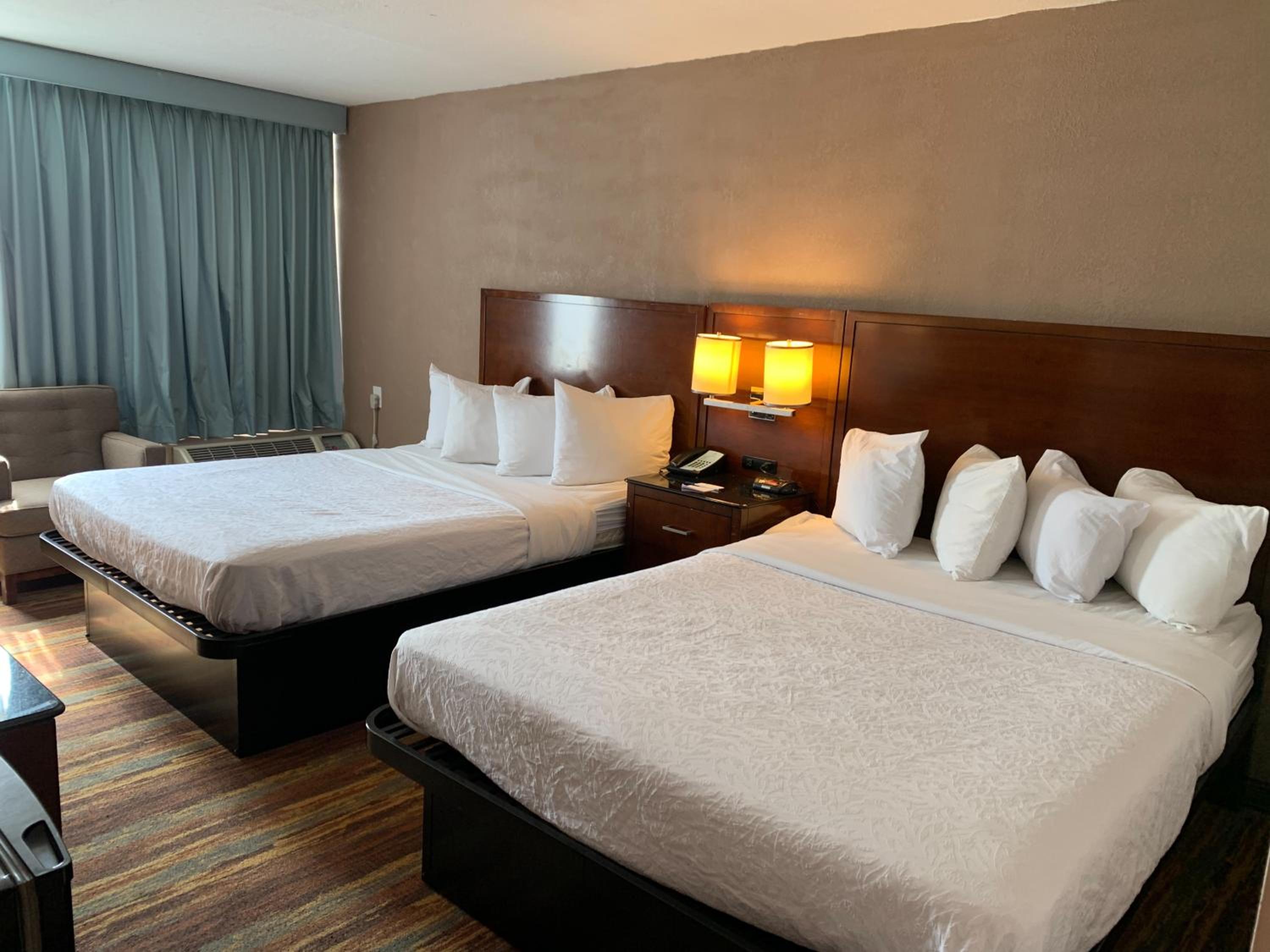 Queen Room with Two Queen Beds - Non-Smoking - Photo 6