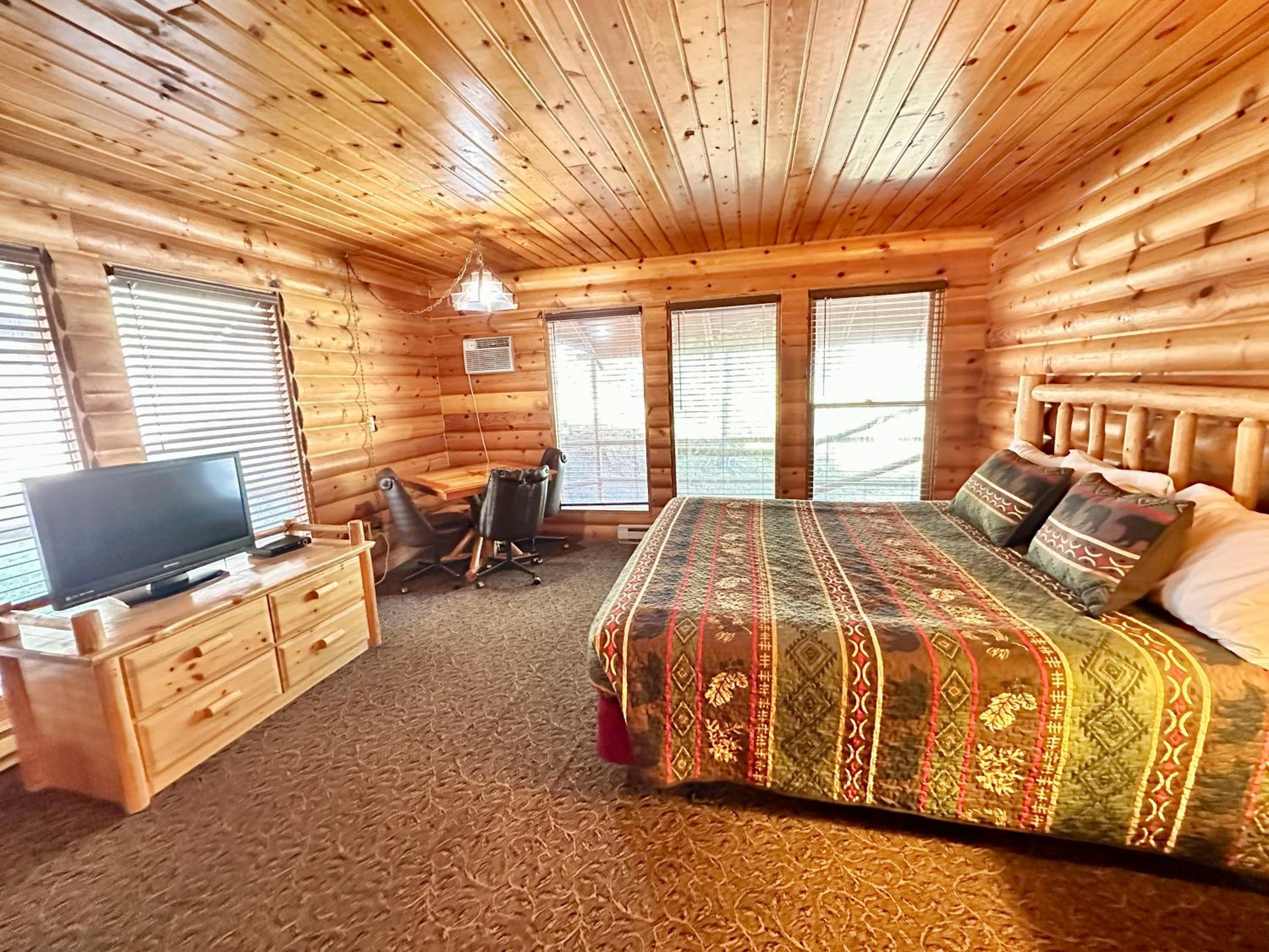 Deluxe King Room - Photo 4