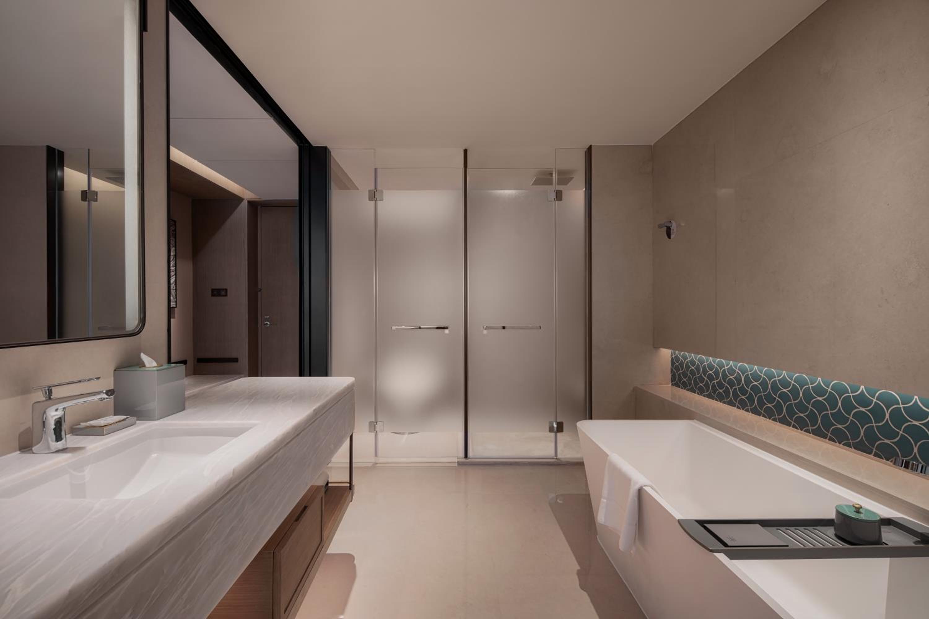 Deluxe King Room with City View photo 3