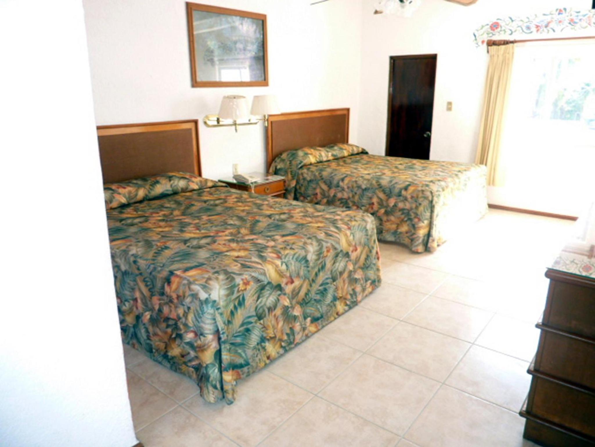 Queen Room with Two Queen Beds photo 3