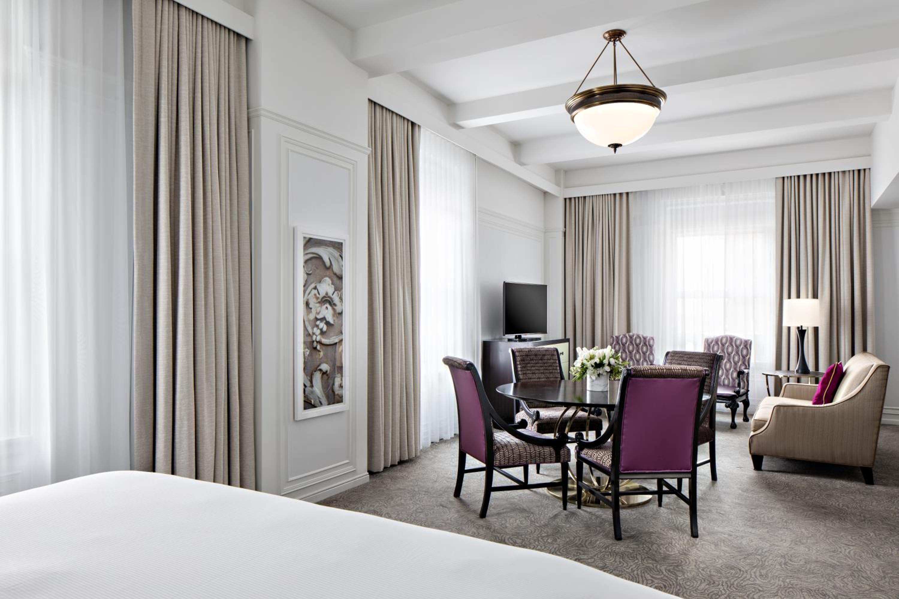 Junior Suite with King Bed - Photo 5