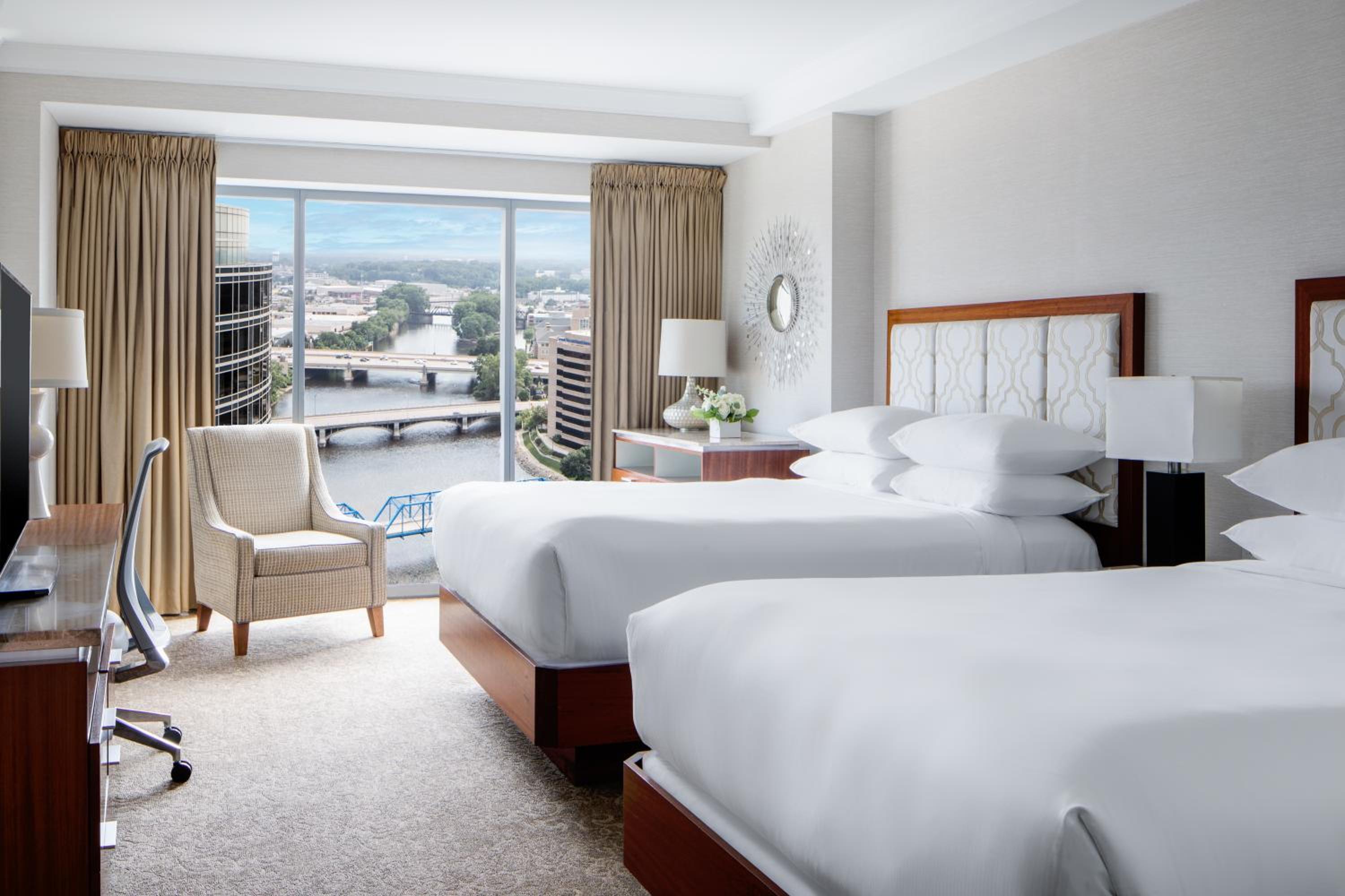 Queen Room with Two Queen Beds with River View - Photo 3
