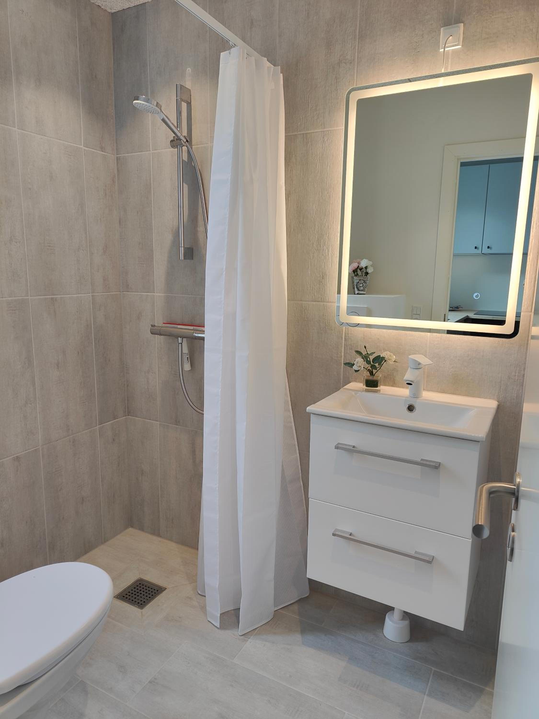 Apartment with Shower - Photo 2
