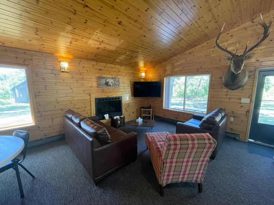 Eight-Bedroom House photo 1