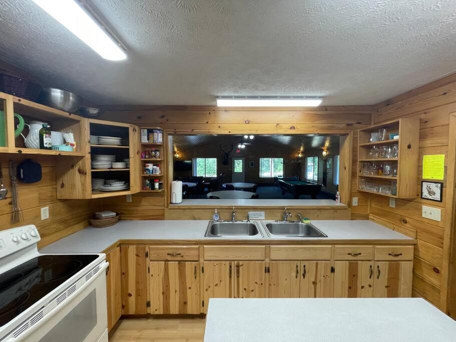 Eight-Bedroom House photo 3