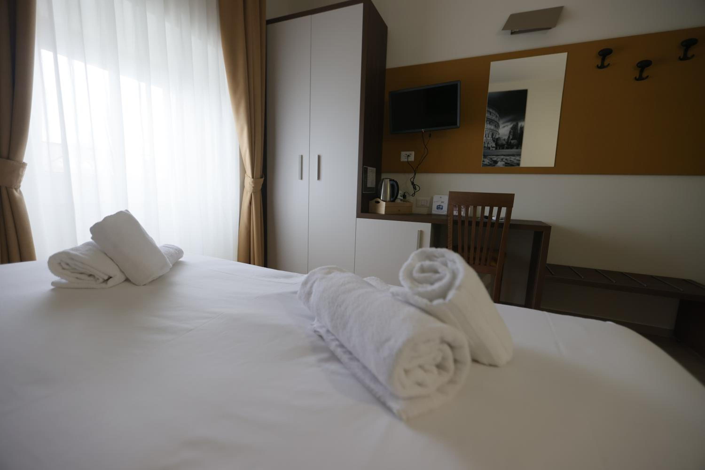 Deluxe Double or Twin Room with City View photo 3