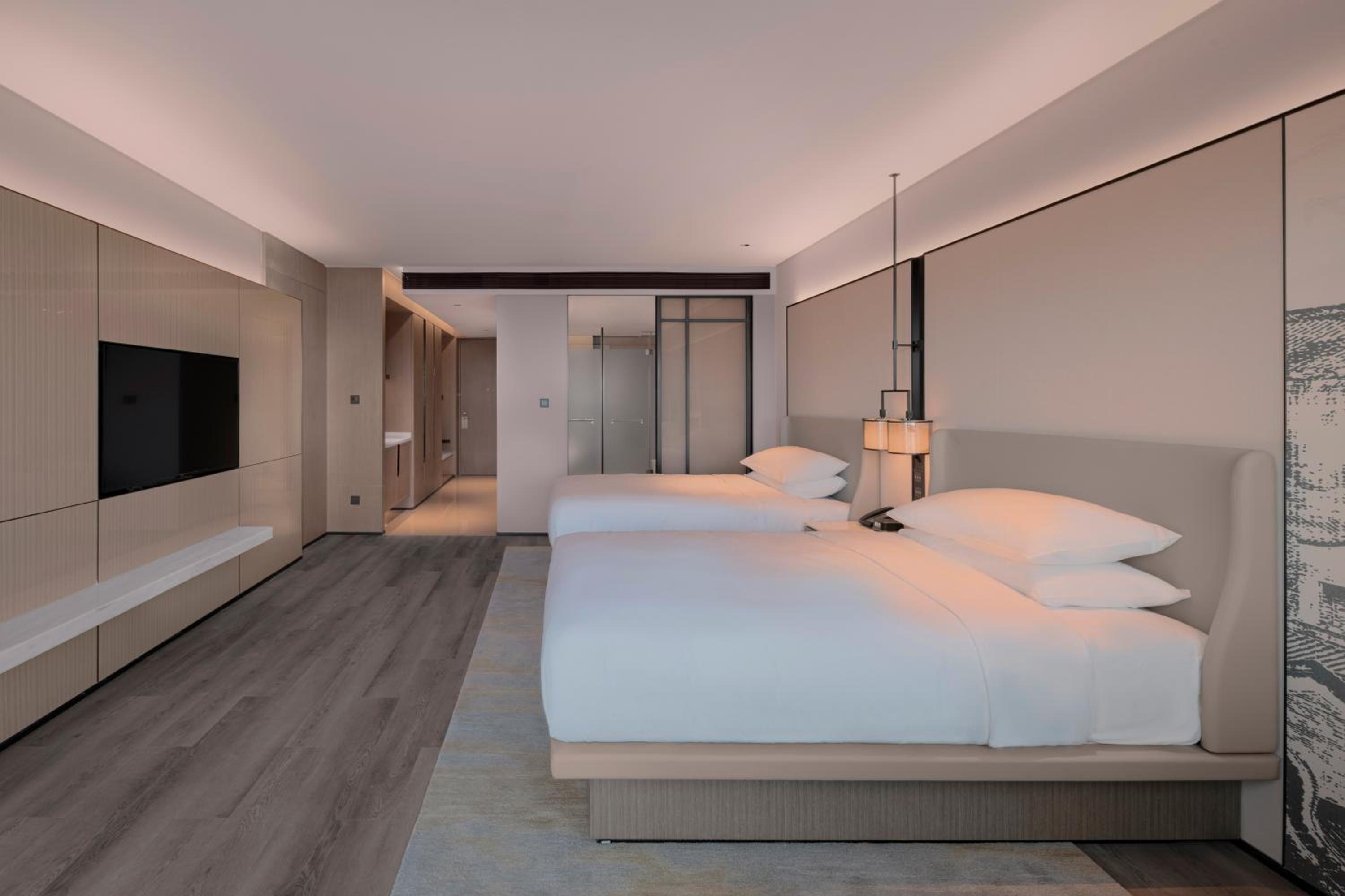 Deluxe Double Room with Two Double Beds and City View photo 3