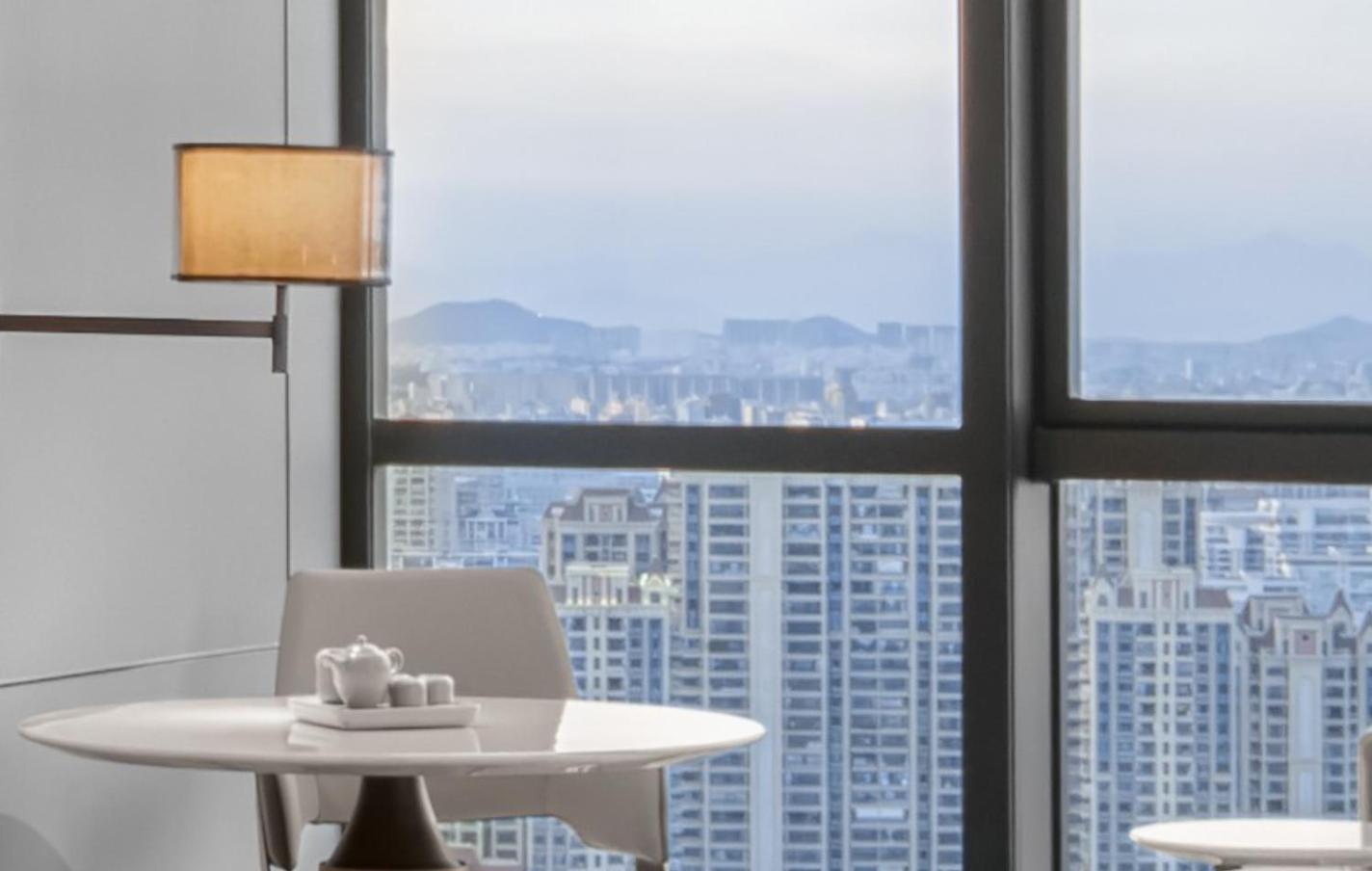 Deluxe King Room with City View photo 2