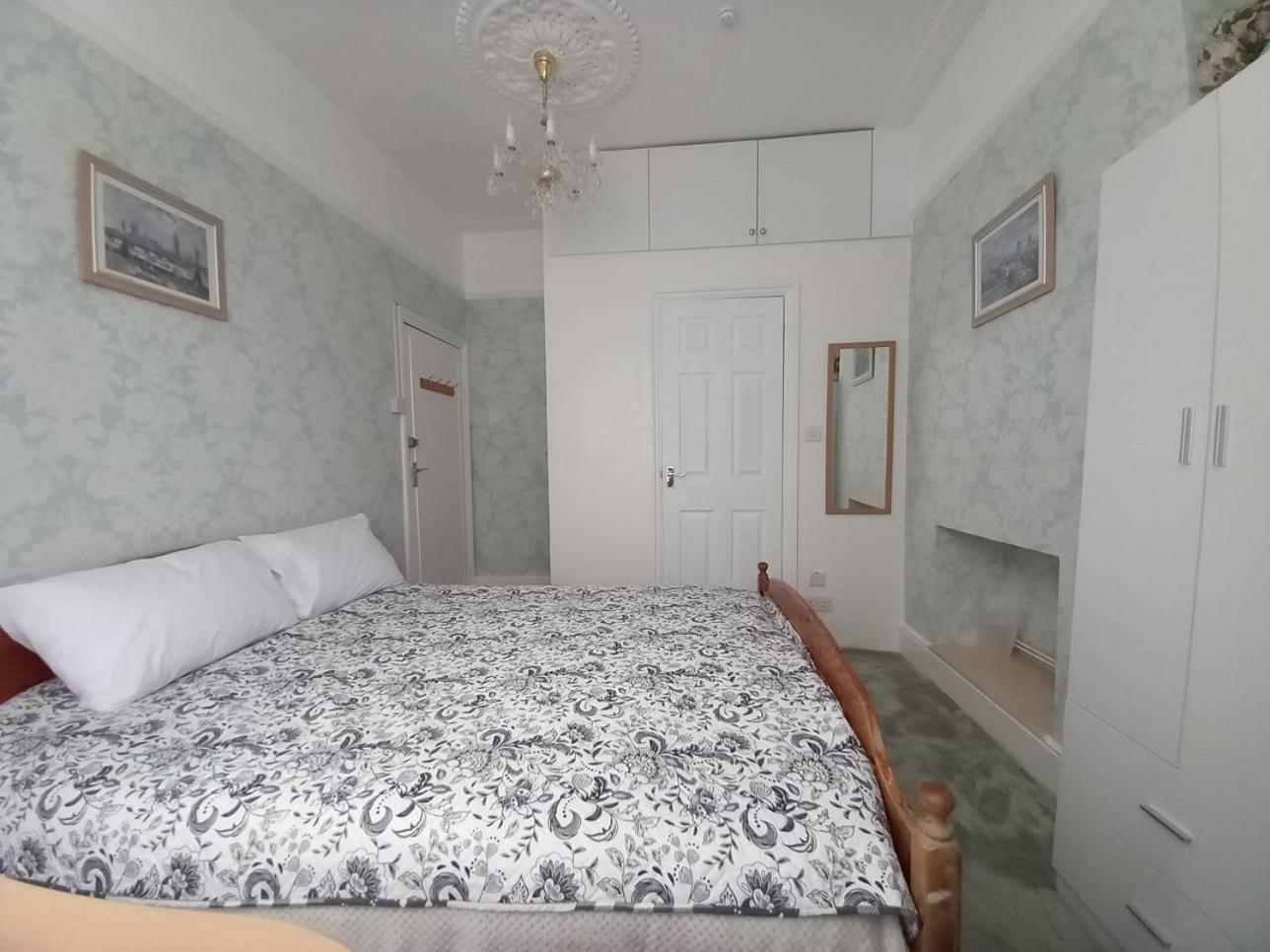 Double Room with Private Bathroom photo 2