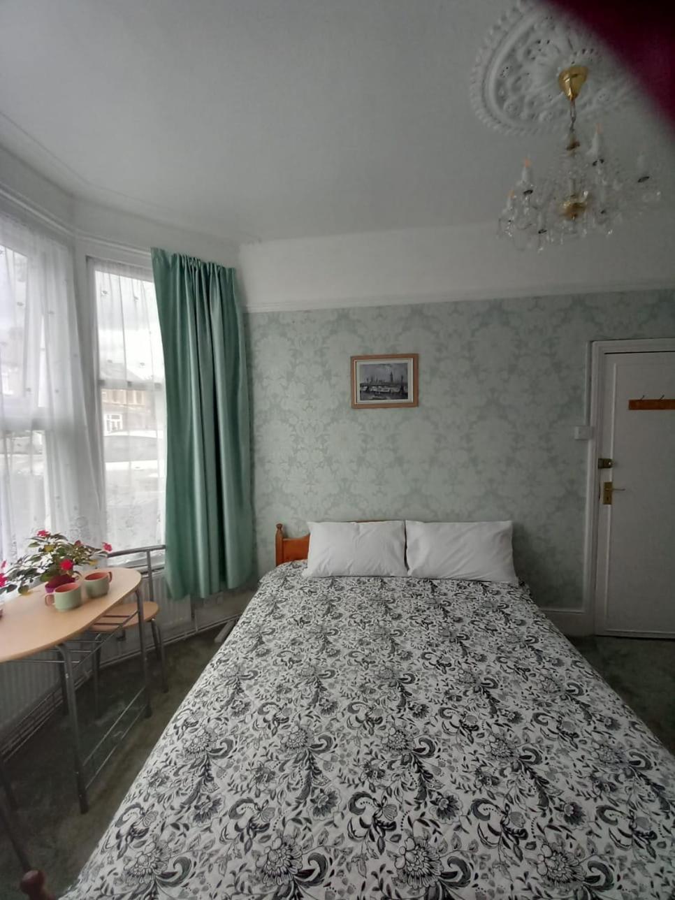 Double Room with Private Bathroom photo 3