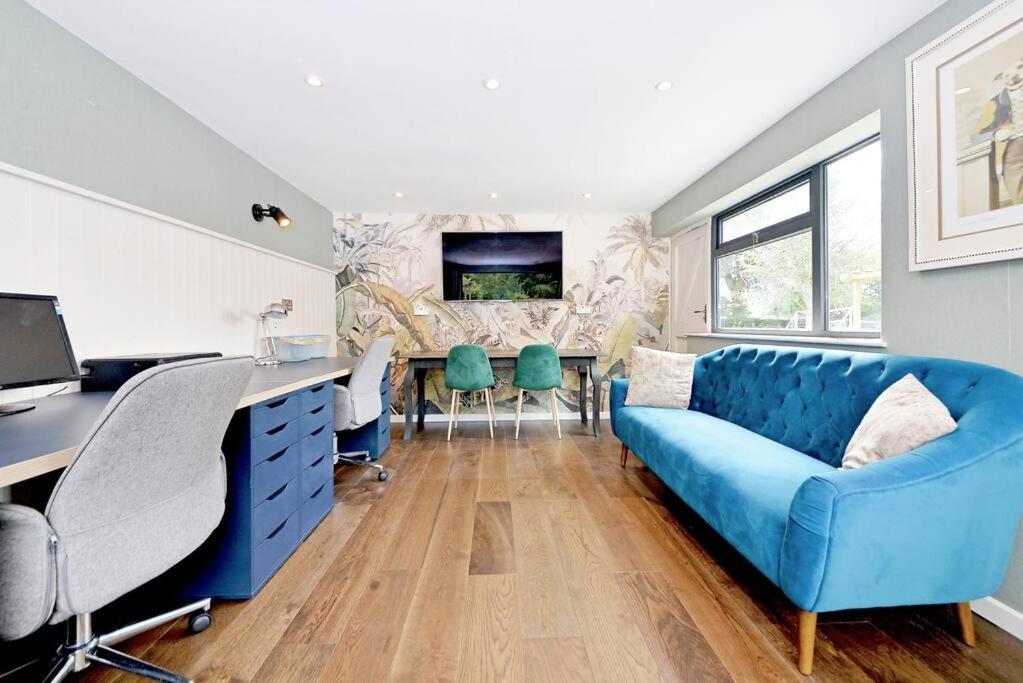 Five-Bedroom House photo 1