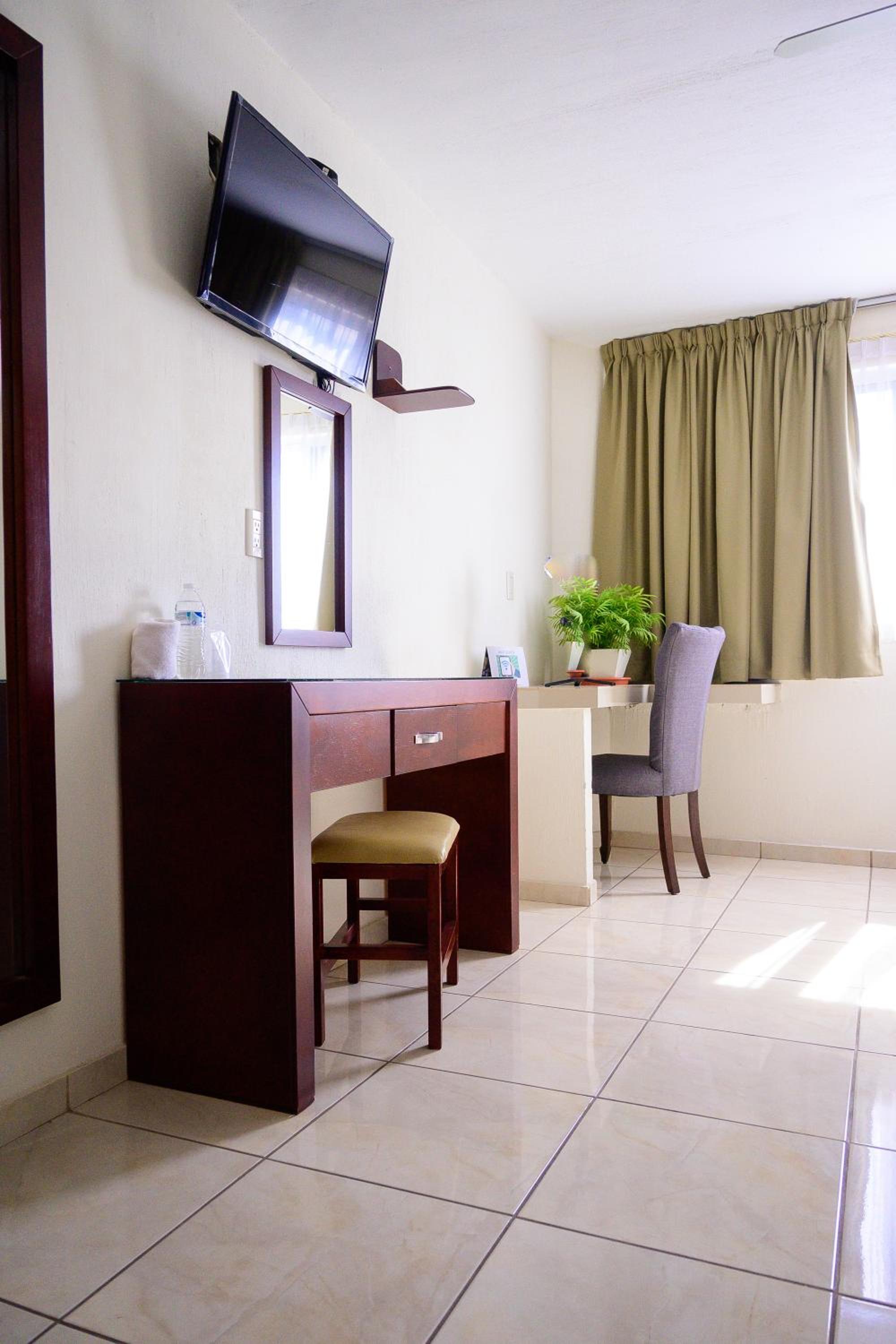 Deluxe King Suite photo 1